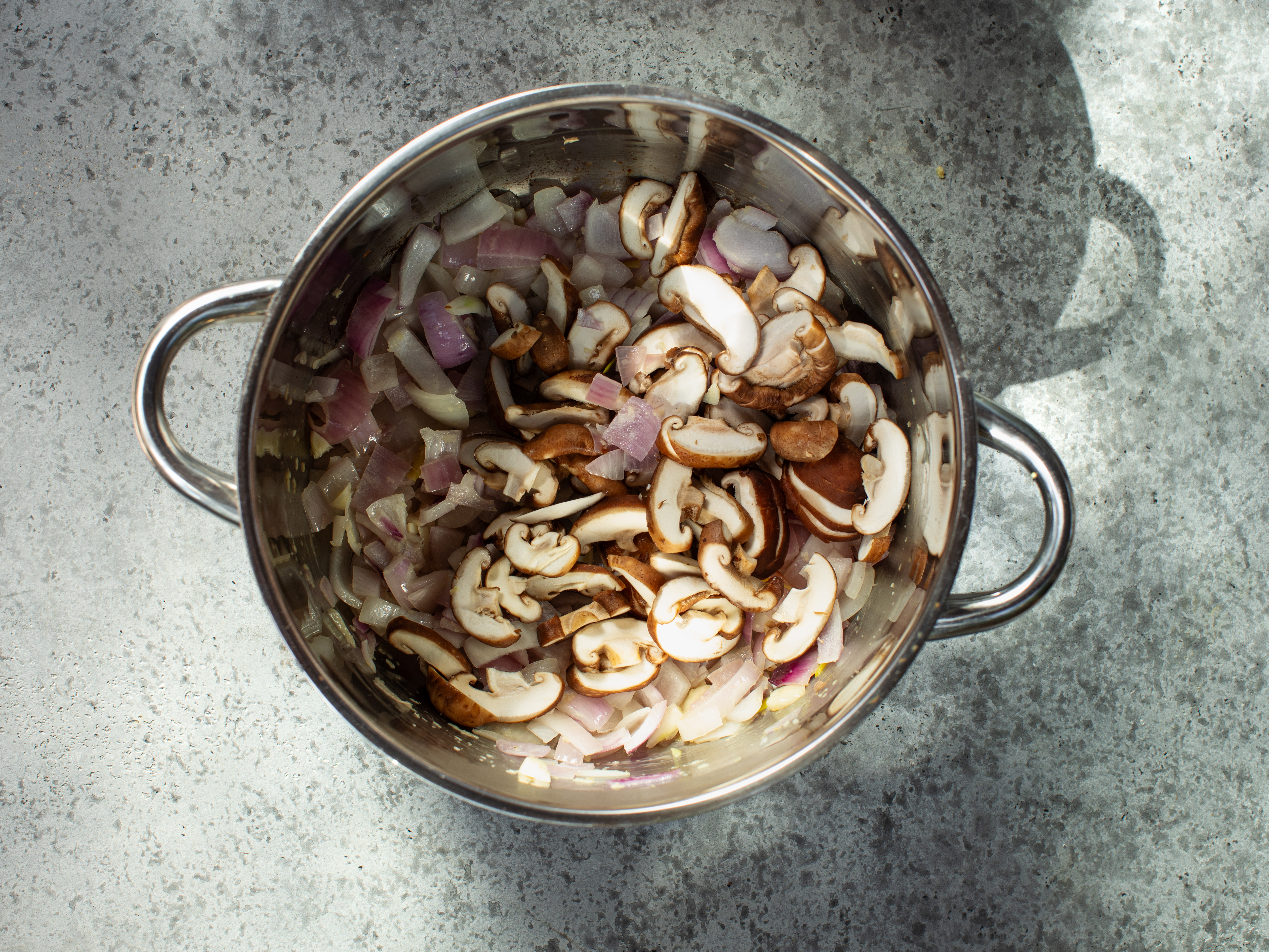 Schritt 2: Brühe für Cremige Kokos-Ramen kochen 