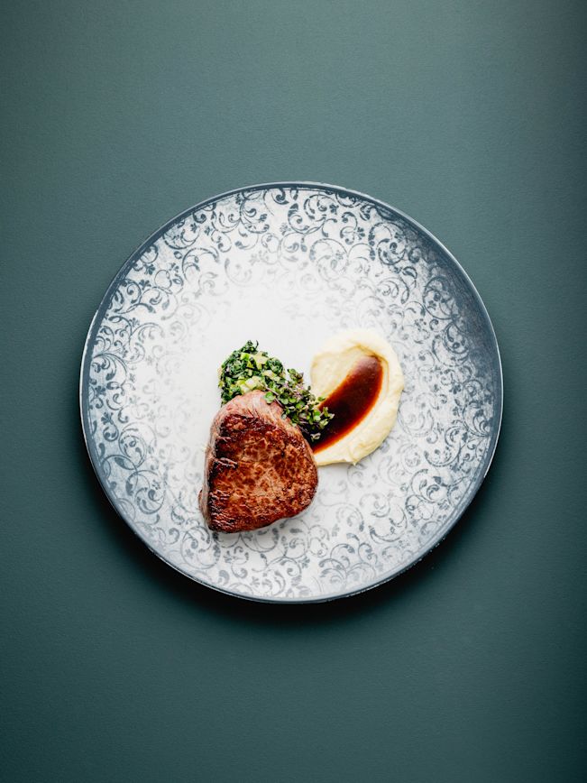 Rindsfilet mit Selleriekartoffelpüree und sautiertem Mangold Rezept Rindsfilet mit Selleriekartoffelpüree und sautiertem Mangold Rezept