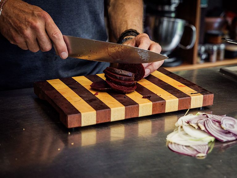 Schritt 3: Sobald die Randen gar sind , abkühlen lassen und in zirka 4 mm dicke Scheiben schneiden Schritt 3: Sobald die Randen gar sind , abkühlen lassen und in zirka 4 mm dicke Scheiben schneiden