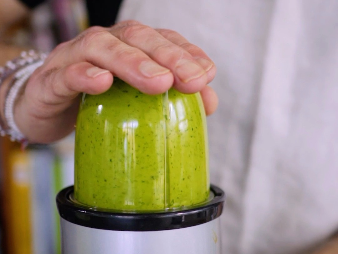 Schritt 1: Kräuter für  Bärlauch Salsa mit anderen Zutaten vermischen