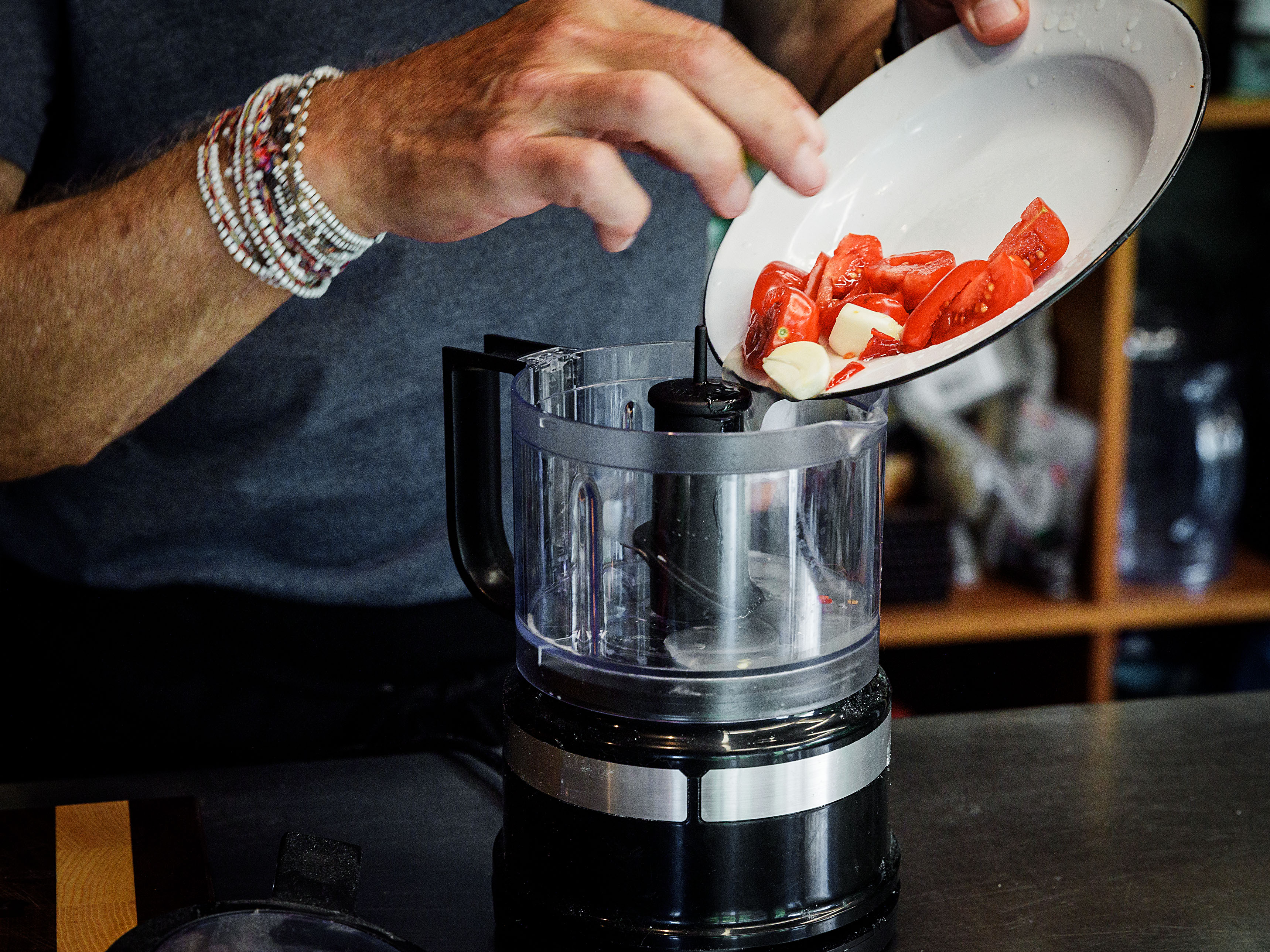 Schritt 1: Cherrytomaten und Knoblauch zusammen geben