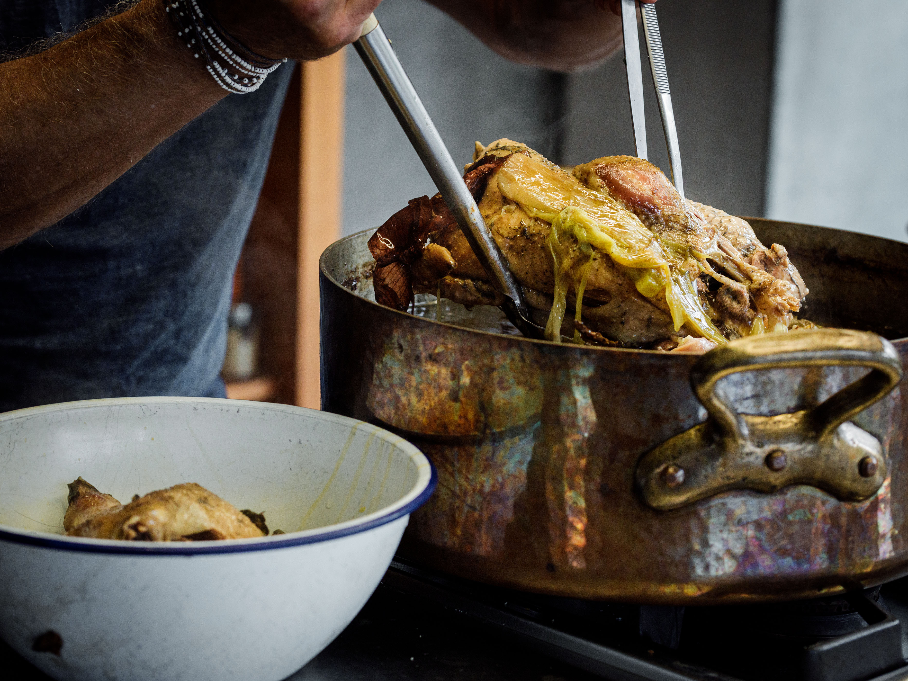 Schritt 3:  Geflügelbouillon absieben und abschmecken.