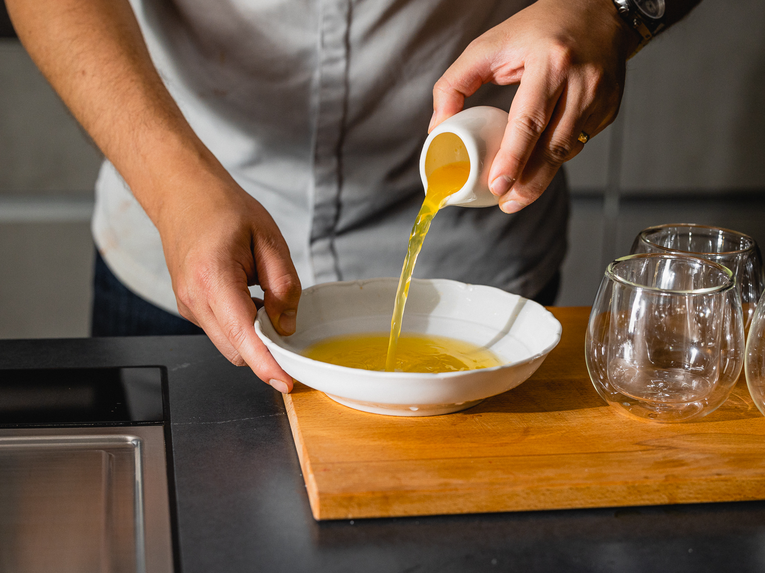 Schritt 2: 2. Saft der anderen Limette mit Orangensaft und Limoncello vermengen.  