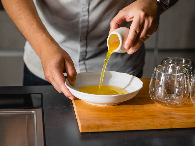 Schritt 2: 2. Saft der anderen Limette mit Orangensaft und Limoncello vermengen. Schritt 2: 2. Saft der anderen Limette mit Orangensaft und Limoncello vermengen.