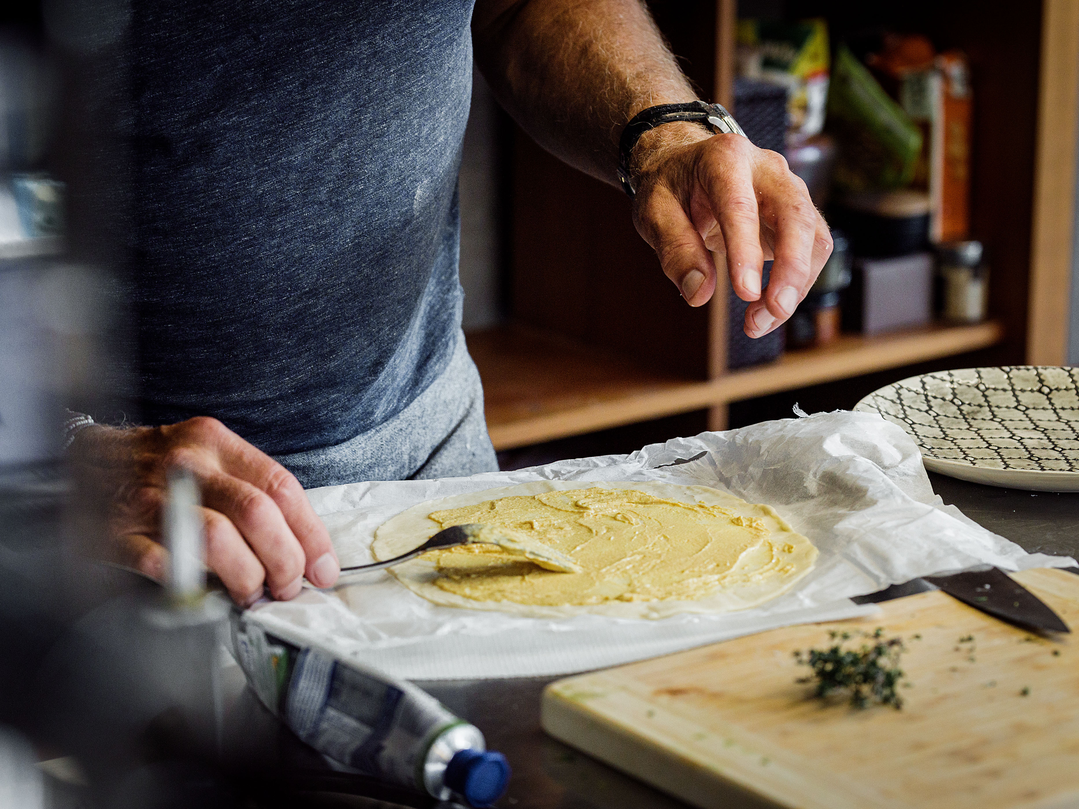 Schritt 4: Den Teig für die Tarte tatin à l'oignon mit Senf bestreichen.