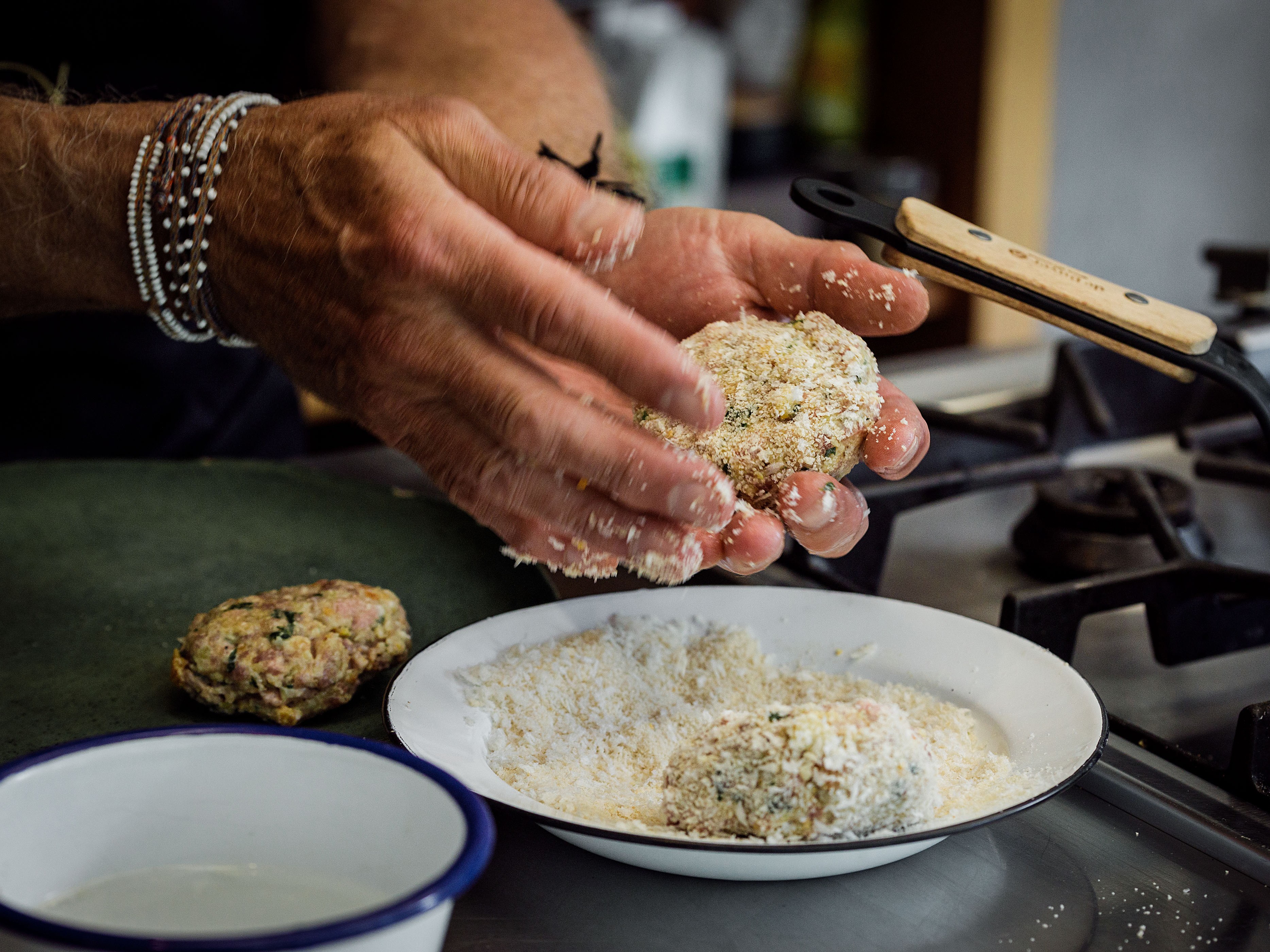 Schritt 3: Mischung mit Salz und Pfeffer abschmecken und mit angefeuchteten Händen Kugeln in der gewünschten Grösse formen, etwas flachdrücken und im Paniermehl wenden