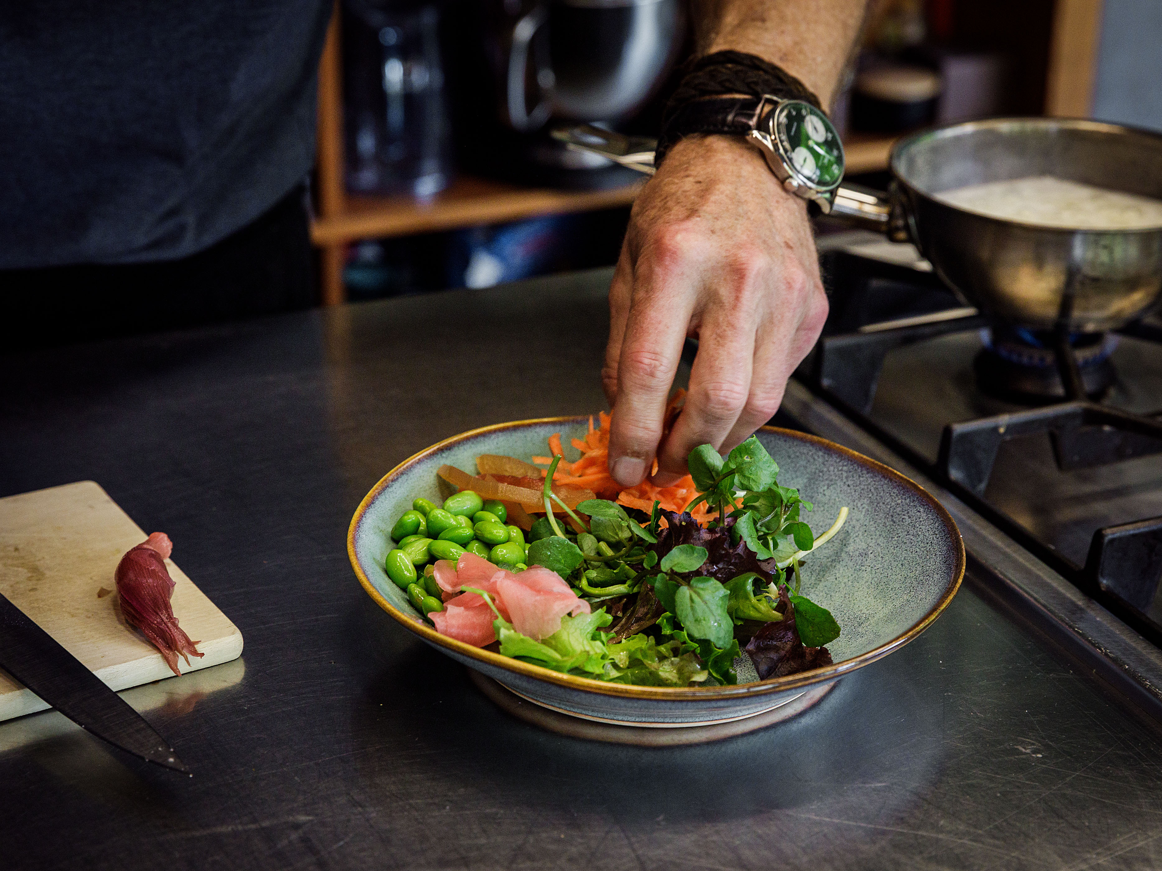 Schritt 4: Kombu Kingfish Poke Bowl anrichten