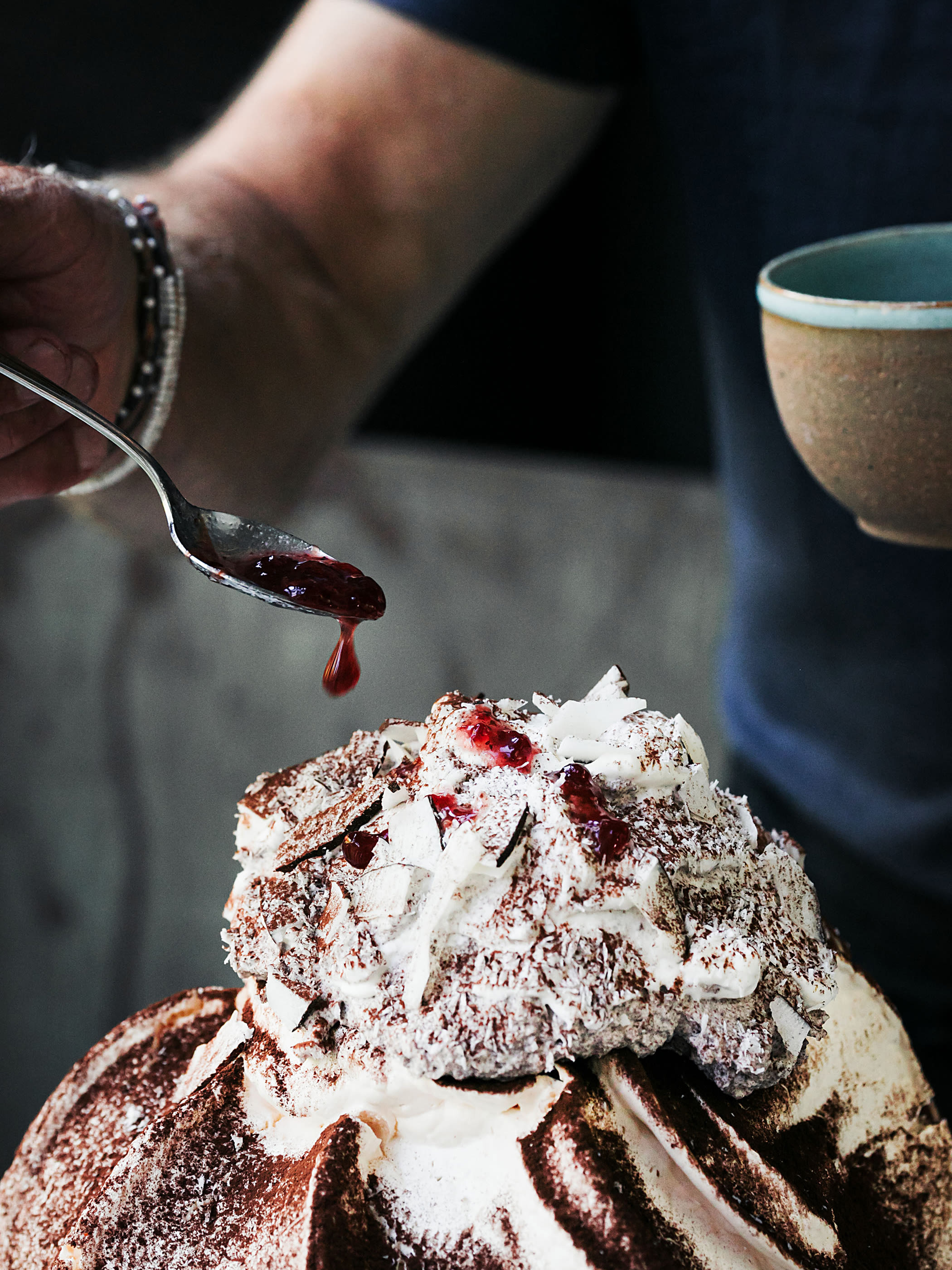 Chocolate-Swirl-Lamington-Pavlova Rezept 3