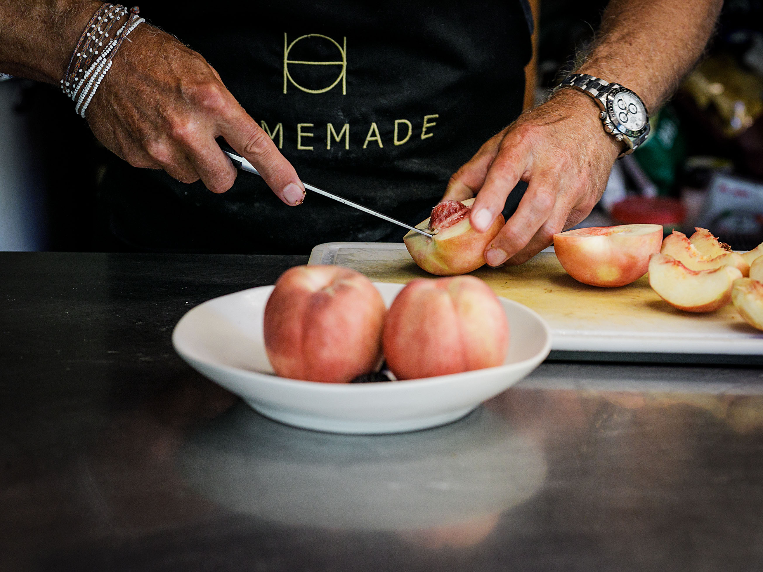 Schritt 2: Die Pfirsiche waschen, halbieren und die Steine entfernen