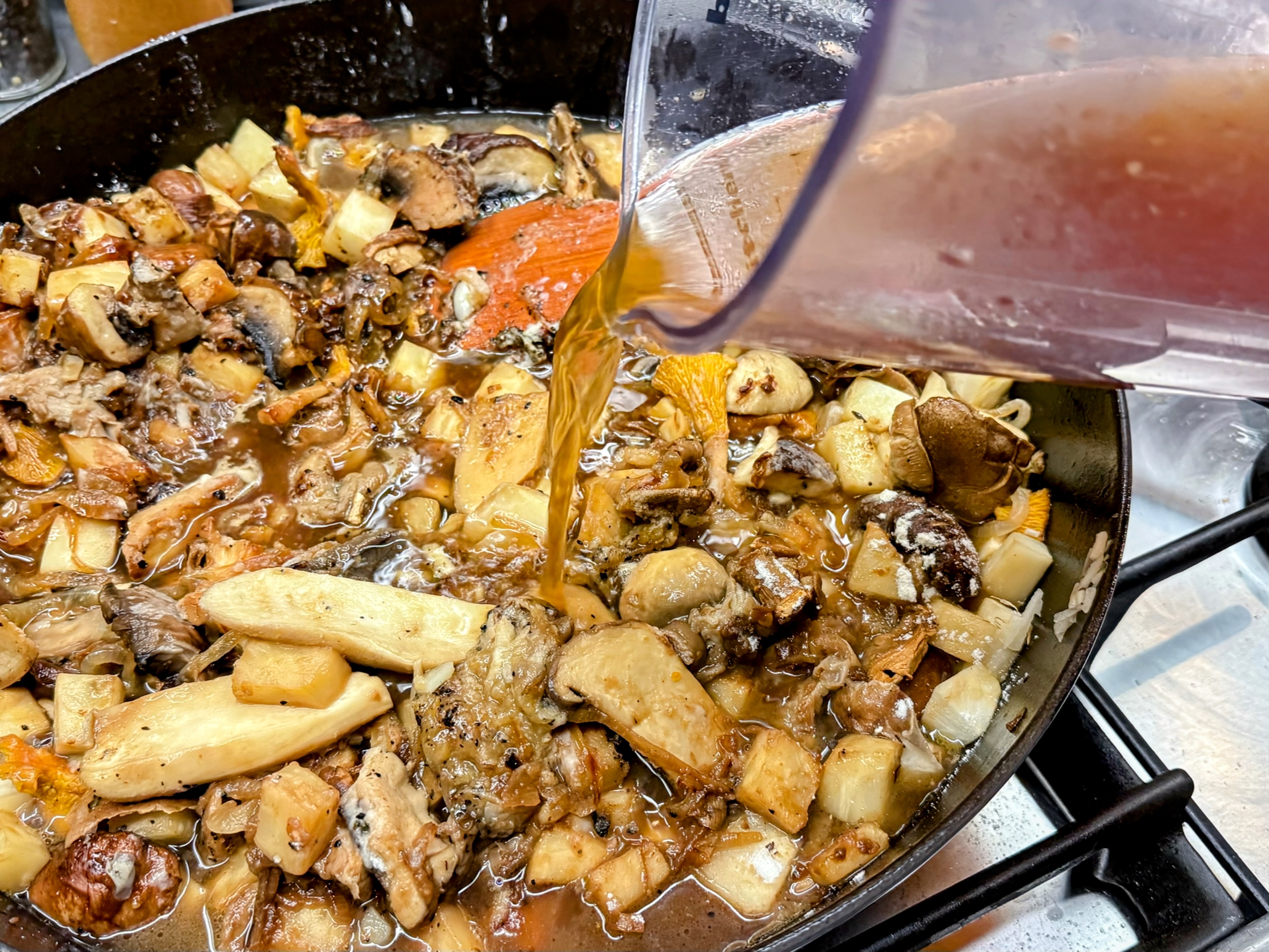 Schritt 2: Abschluss und Verfeinerung des Gerichts  Pilz Ragout 