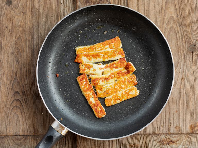 Schritt 5: Den Halloumi-Käse in Streifen schneiden und in einer Pfanne mit 1 EL Olivenöl goldbraun anbraten Schritt 5: Den Halloumi-Käse in Streifen schneiden und in einer Pfanne mit 1 EL Olivenöl goldbraun anbraten