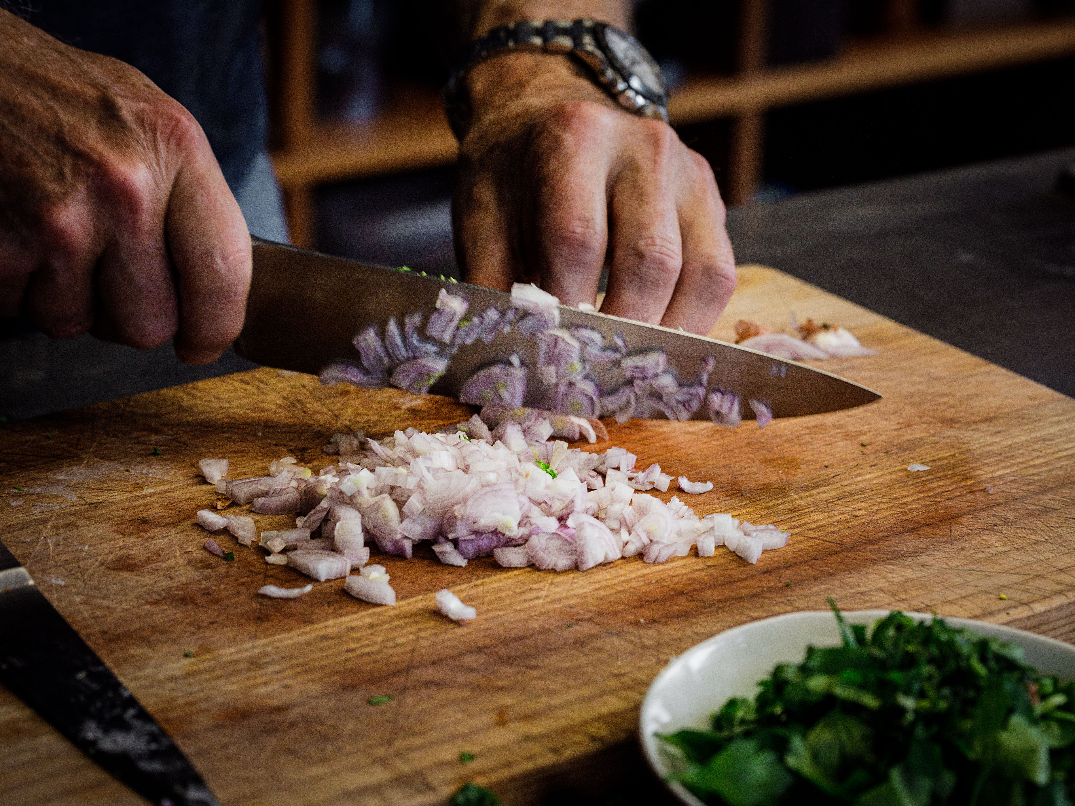 Schritt 3:  Wintergemüse in Knoblauchöl fertigstellen und anrichten
