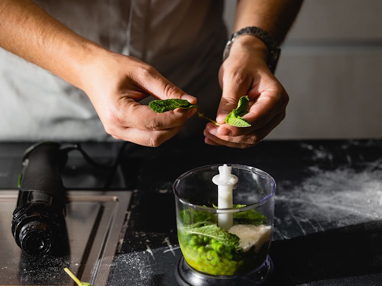 Schritt 2: Pesto für Gnocchi mit Erbsen-Minz-Pesto und gerösteten Haselnüssen herstellen Schritt 2: Pesto für Gnocchi mit Erbsen-Minz-Pesto und gerösteten Haselnüssen herstellen
