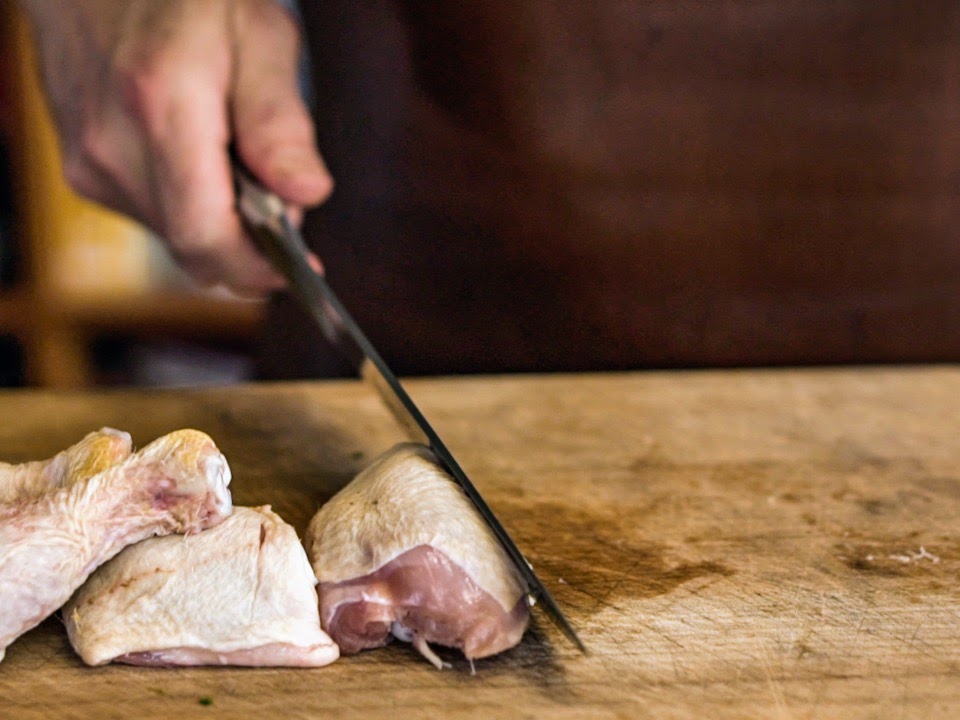 Schritt 1: Vorbereitung und Anbraten des Huhns für Poulet à l’Estragon 