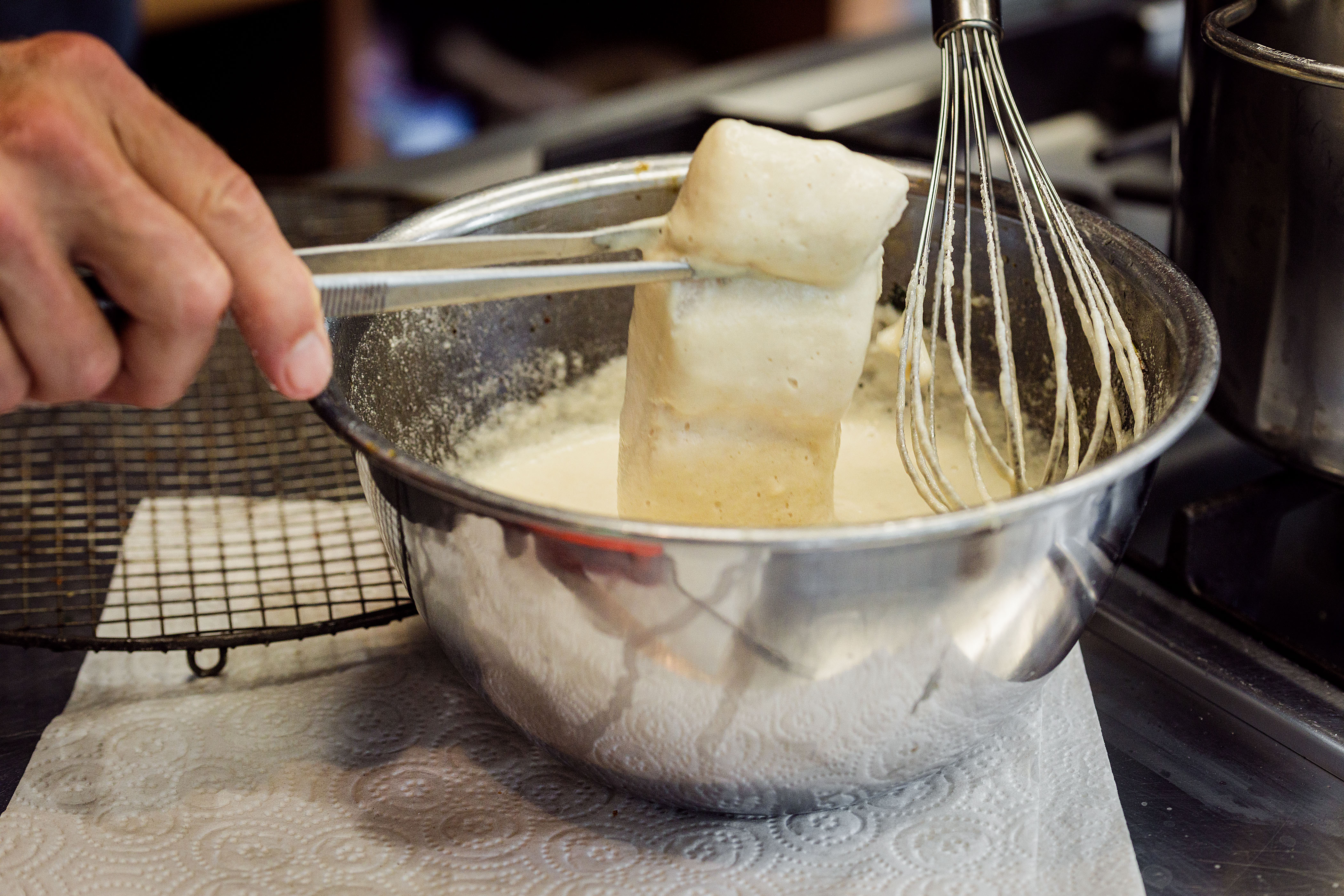 Schritt 4: Fischstücke im Teig wenden