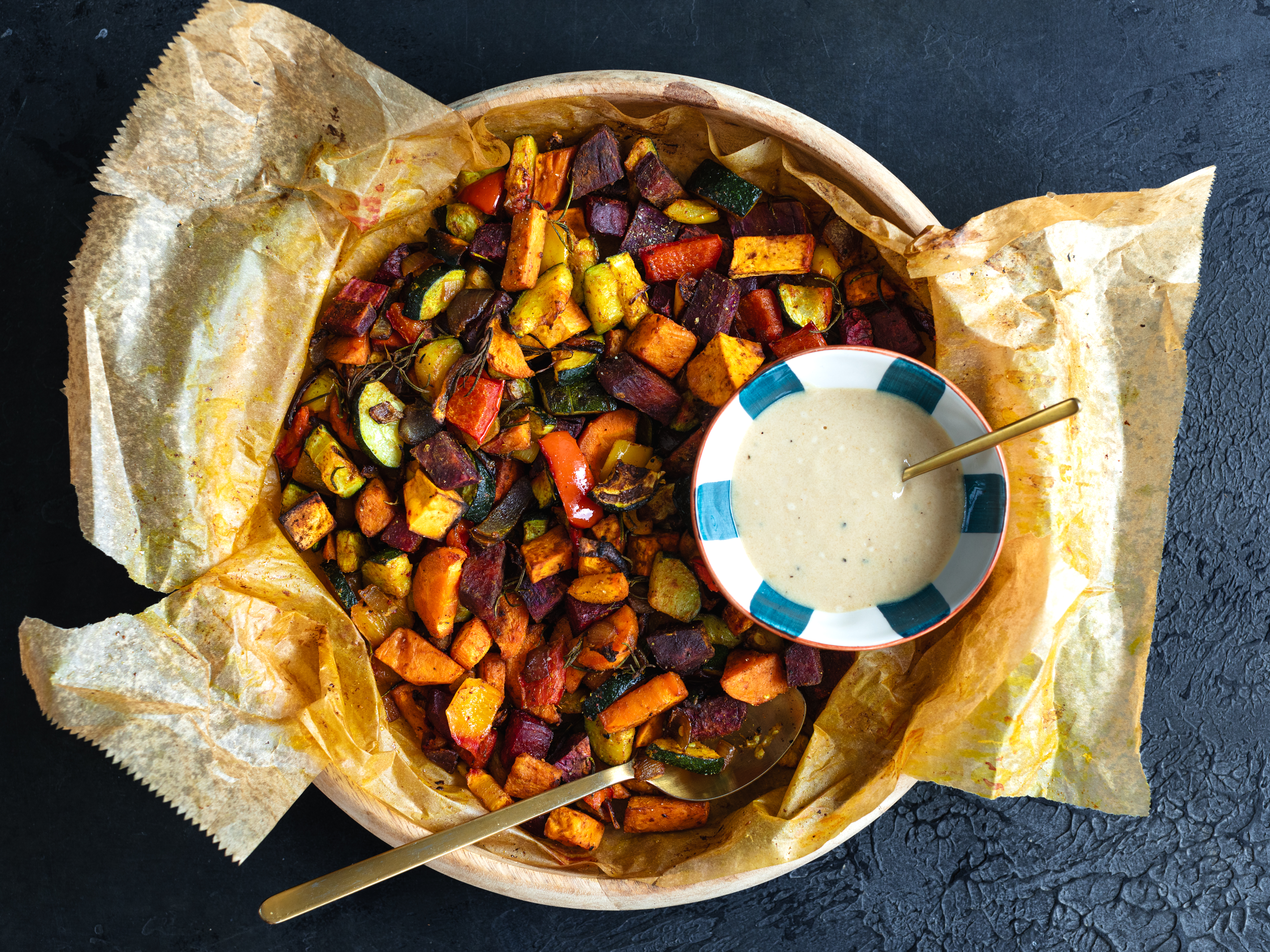 Schritt 4: Ofengemüse mit Kurkuma und Zitronen-Tahini-Dressing anrichten