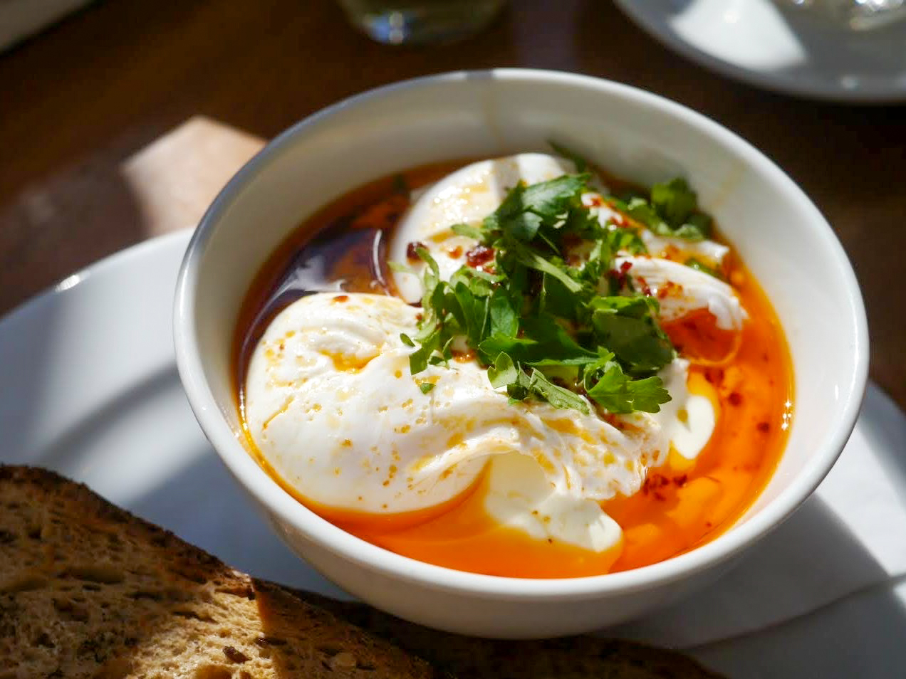 Schritt 2: Chili-Butter für Pochierte Eier mit Chili-Butter-Joghurt zubereiten  