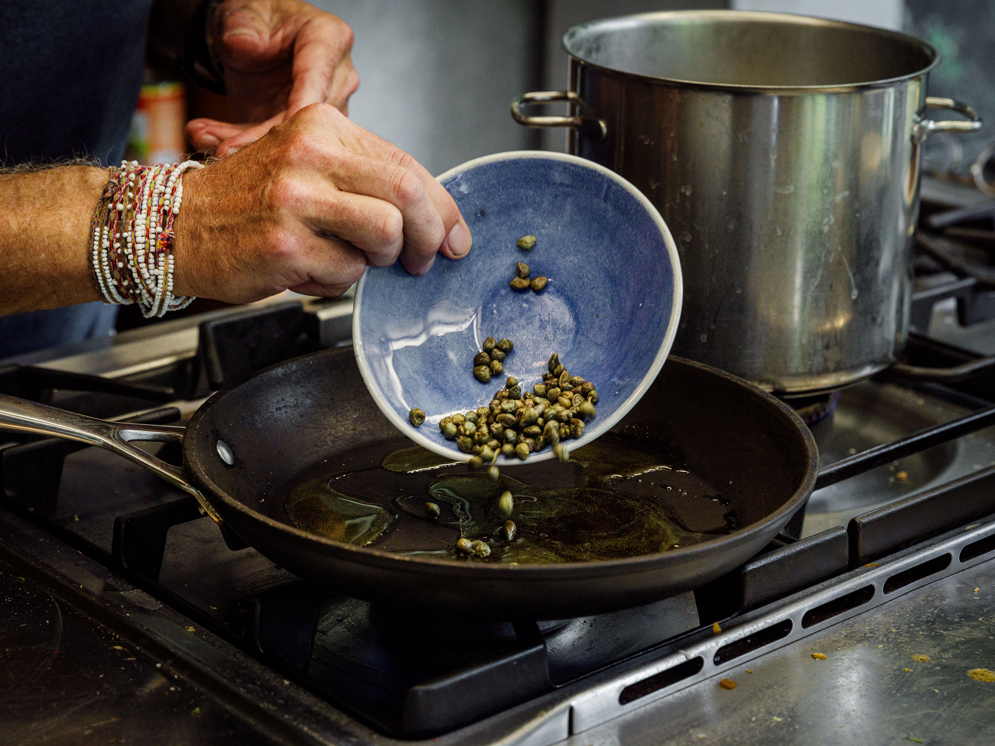 Schritt 1: Die Kapern trocken tupfen, in die Pfanne geben und unter häufigem Rühren knusprig braten