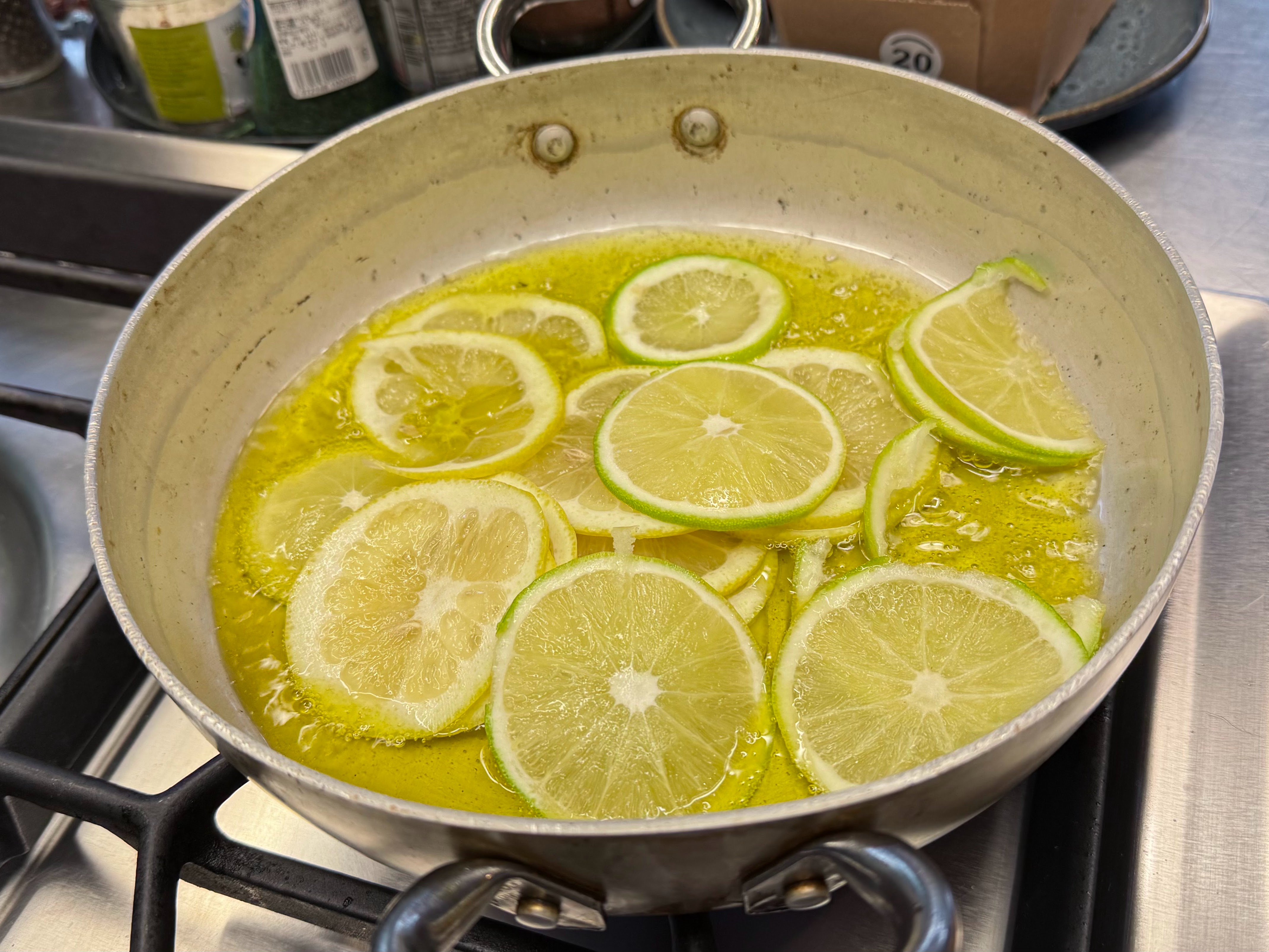 Schritt 1: Zitrusfrüchte für Grapefruit Carpaccio mit spicy Zitrus-Dressing vorbereiten und aromatisch schmoren  