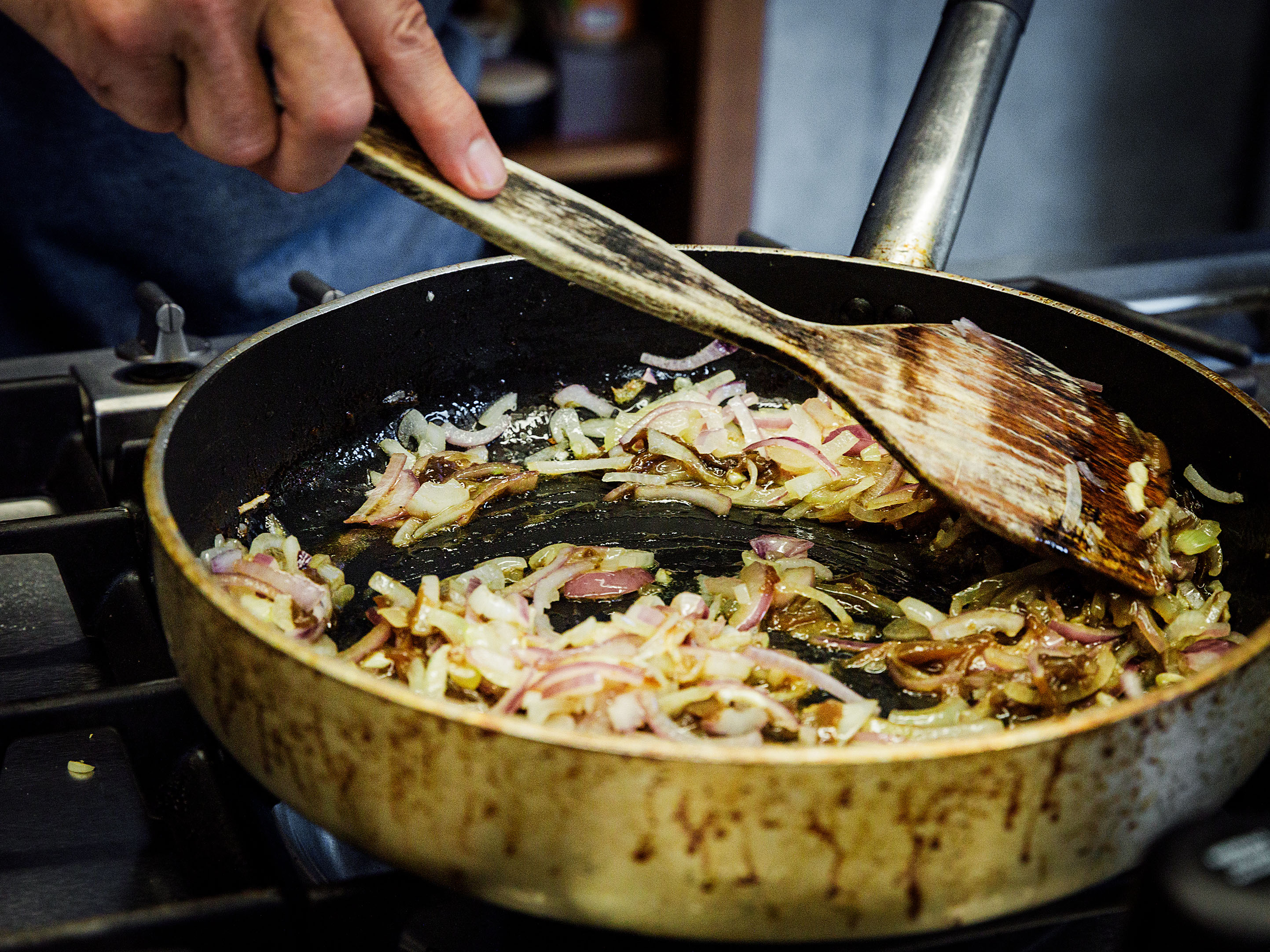 Schritt 1: Zwiebeln für Französische Zwiebelsuppe karamellisieren