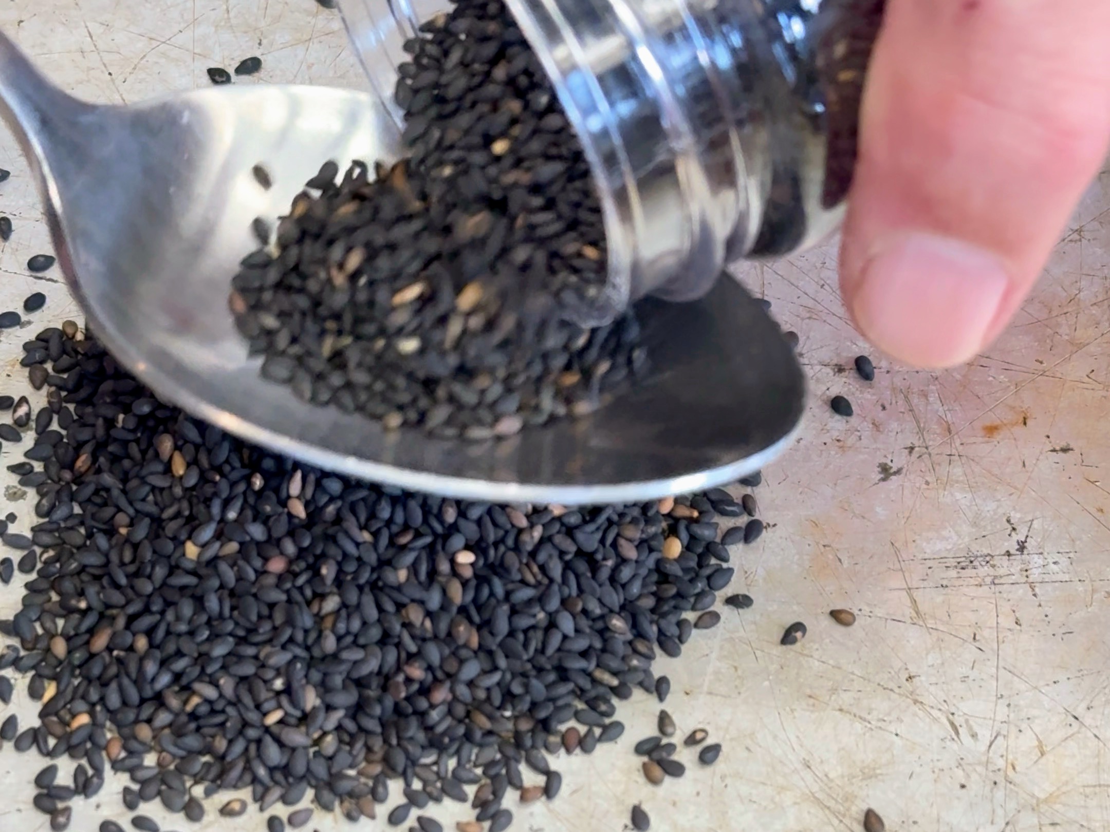 Schritt 1: Zubereitung von Salat-Gewürz 