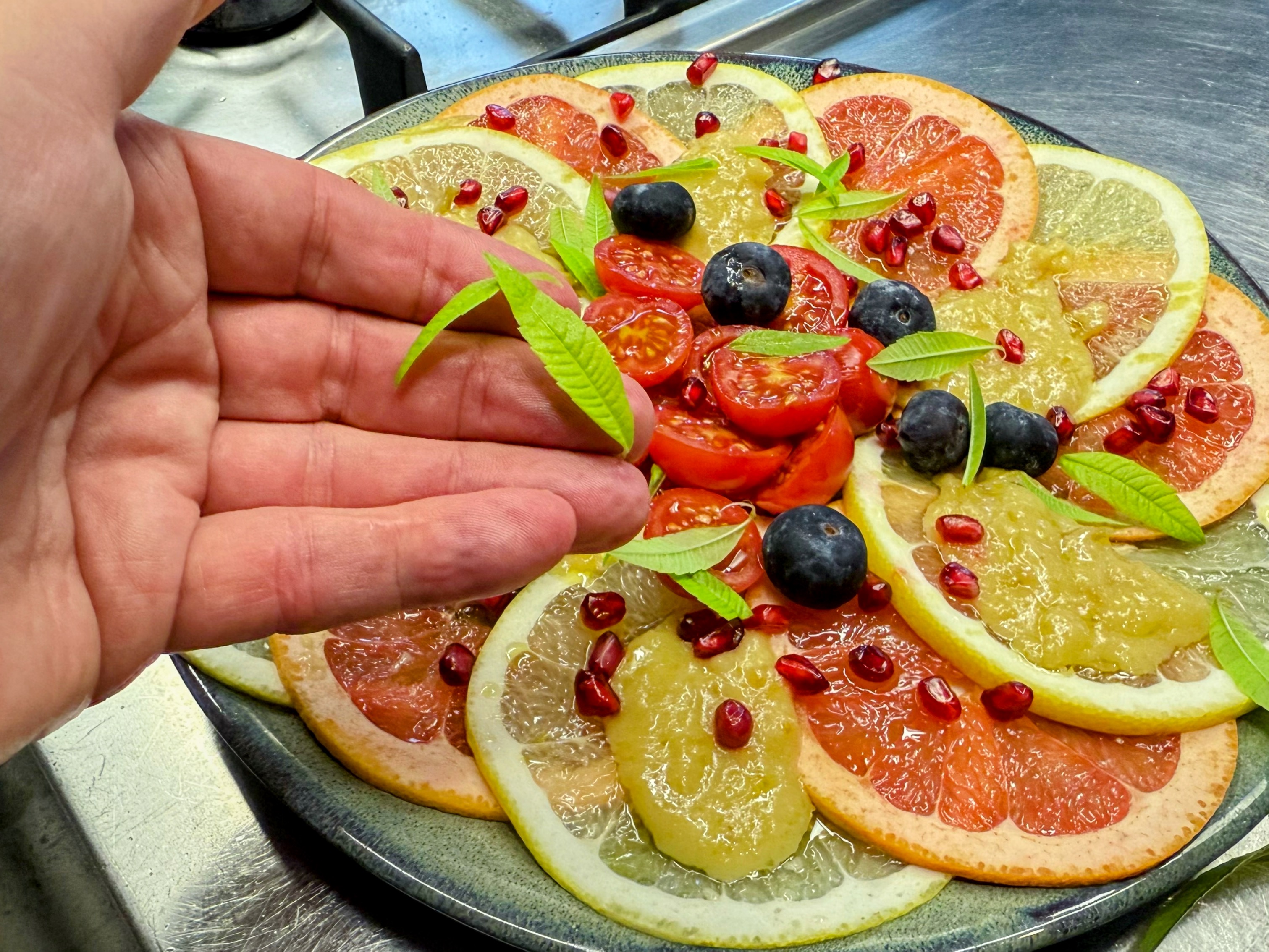 Schritt 2: Grapefruit Carpaccio mit spicy Zitrus-Dressing anrichten und servieren