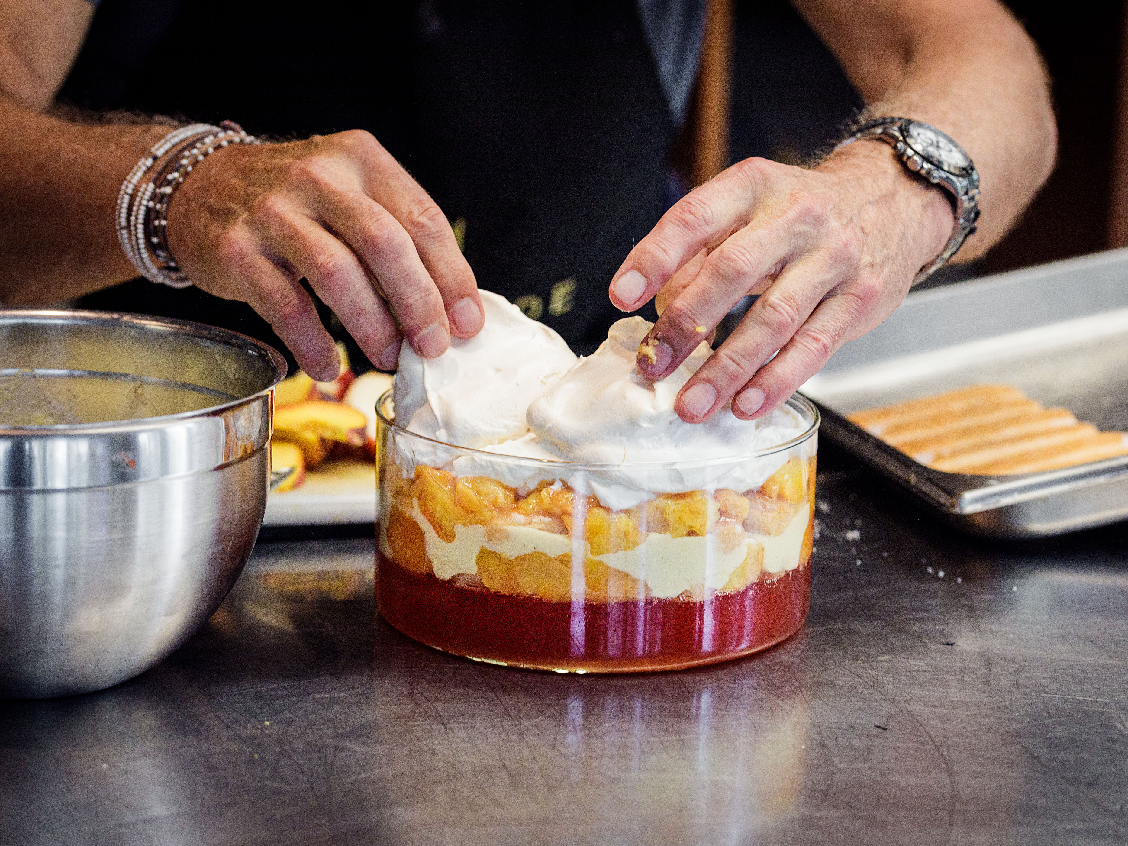 Schritt 5: Zum Servieren den Rahm steif schlagen, auf dem Trifle verteilen und die Pavlova-Meringues darüber legen