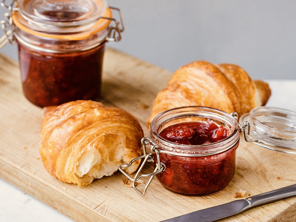 Schritt 3: Gläser mit Erdbeer-Orangen Konfi abfüllen und sterilisieren