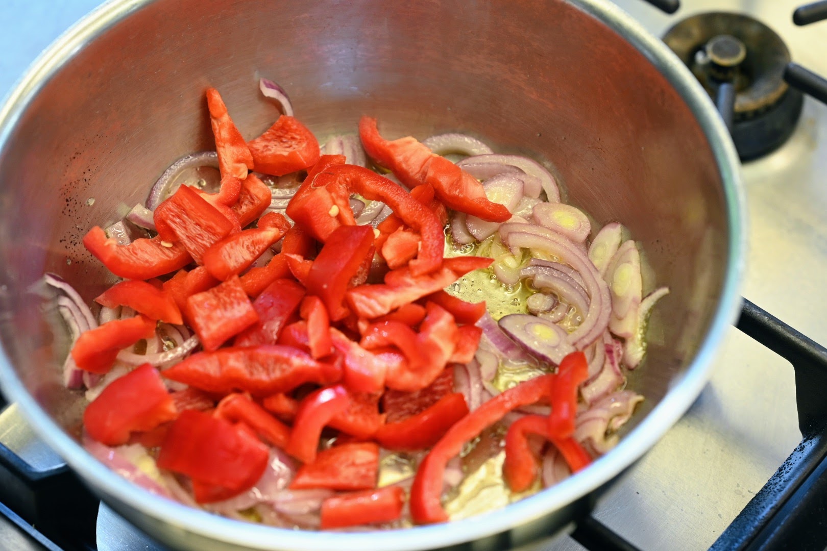 Schritt 1: Gemüse für  Ratatouille mit Kabeljau vorbereiten und im Ofenfesten Topf anrichten 