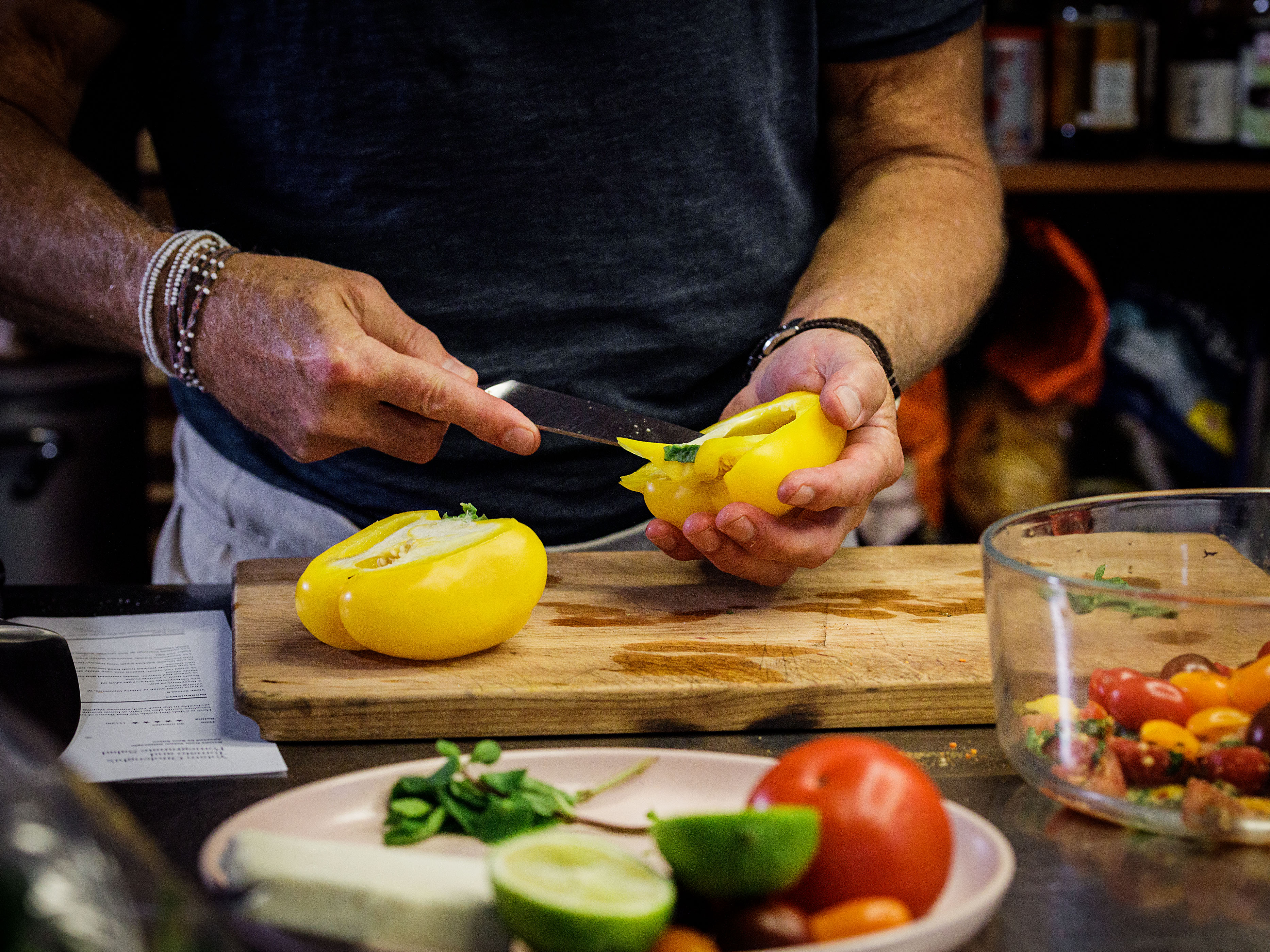 Schritt 1: Zutaten für Tomaten-Granatapfel-Salat vorbereiten und mischen.