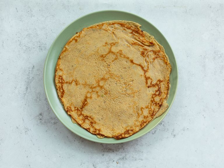 Schritt 3: Crêpes bei mittlerer Hitze von beiden Seiten goldbraun backen Schritt 3: Crêpes bei mittlerer Hitze von beiden Seiten goldbraun backen