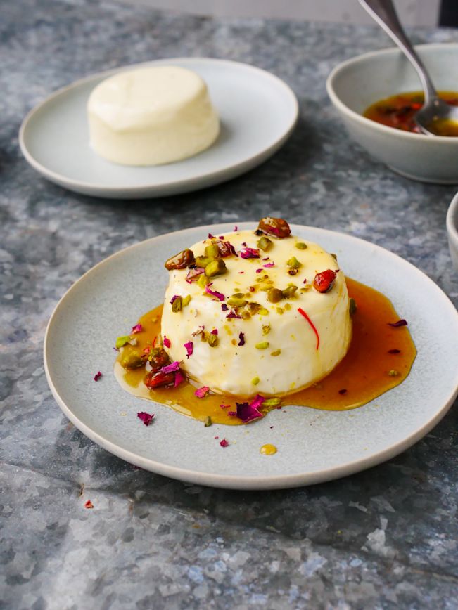 Vanille-Joghurt Bavarois mit Pistazien Rezept Vanille-Joghurt Bavarois mit Pistazien Rezept