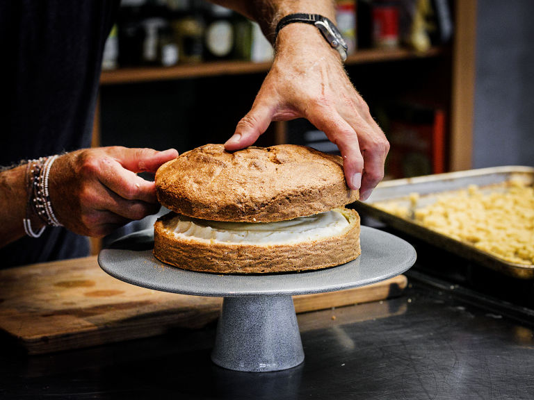 Schritt 5: Die eine Kuchenhälfte mit einer Schicht Crème bavaroise bestreichen, die andere Hälfte daraufsetzen