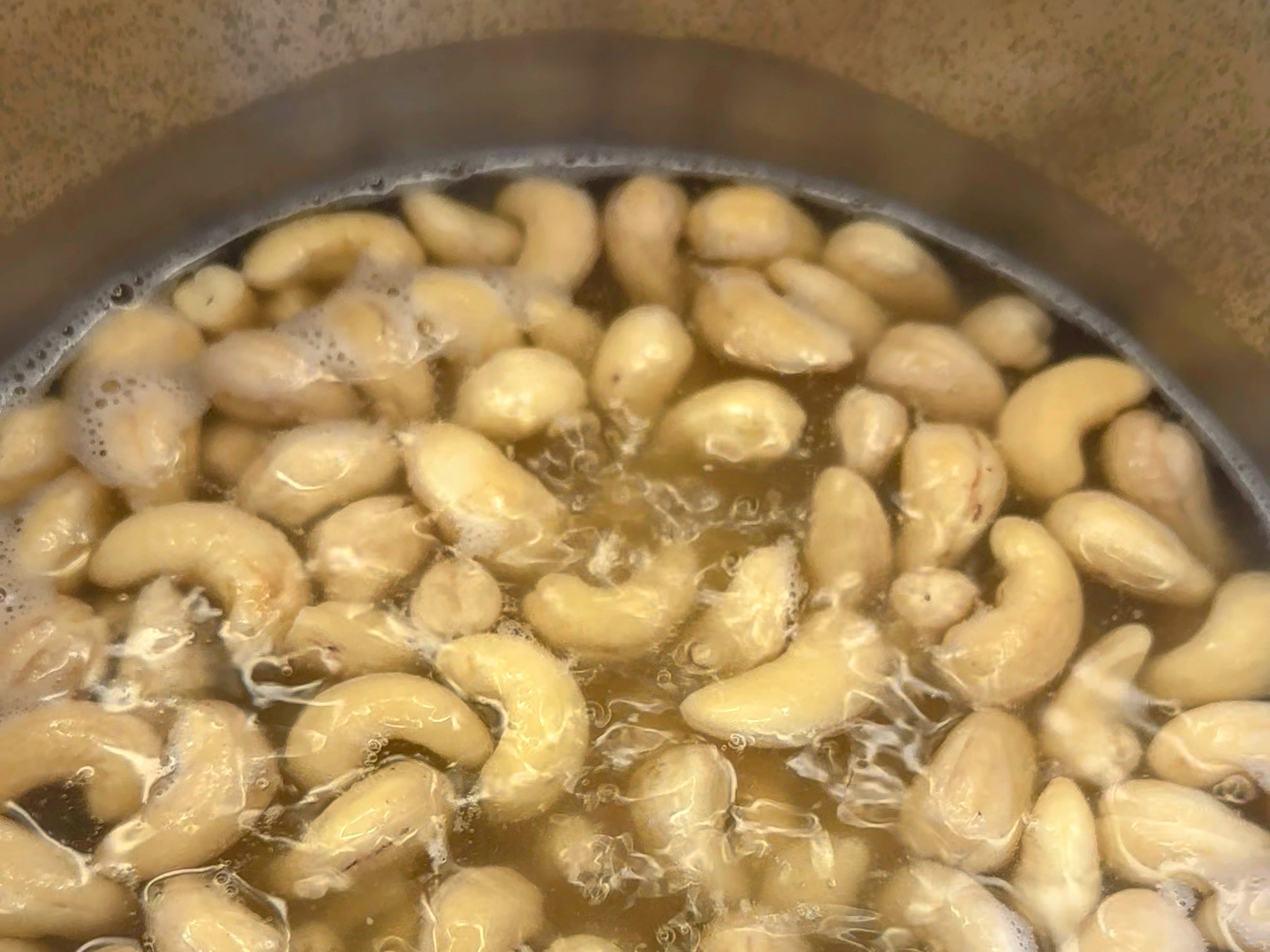 Schritt 2: Für die Füllung die Cashewnüsse 30 Minuten in Wasser köcheln