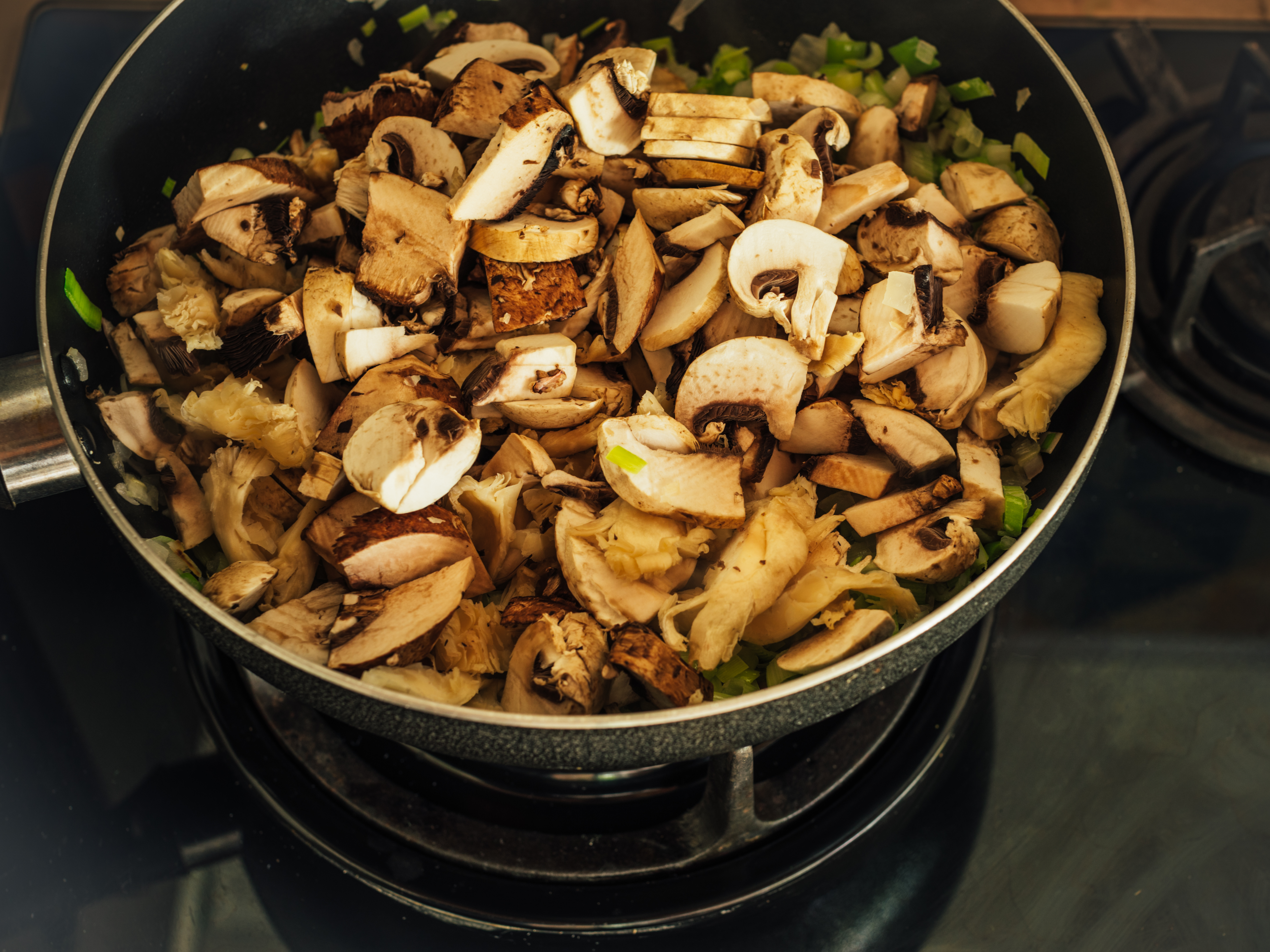 Schritt 1: Pilz-Lauch-Sauce zubereiten