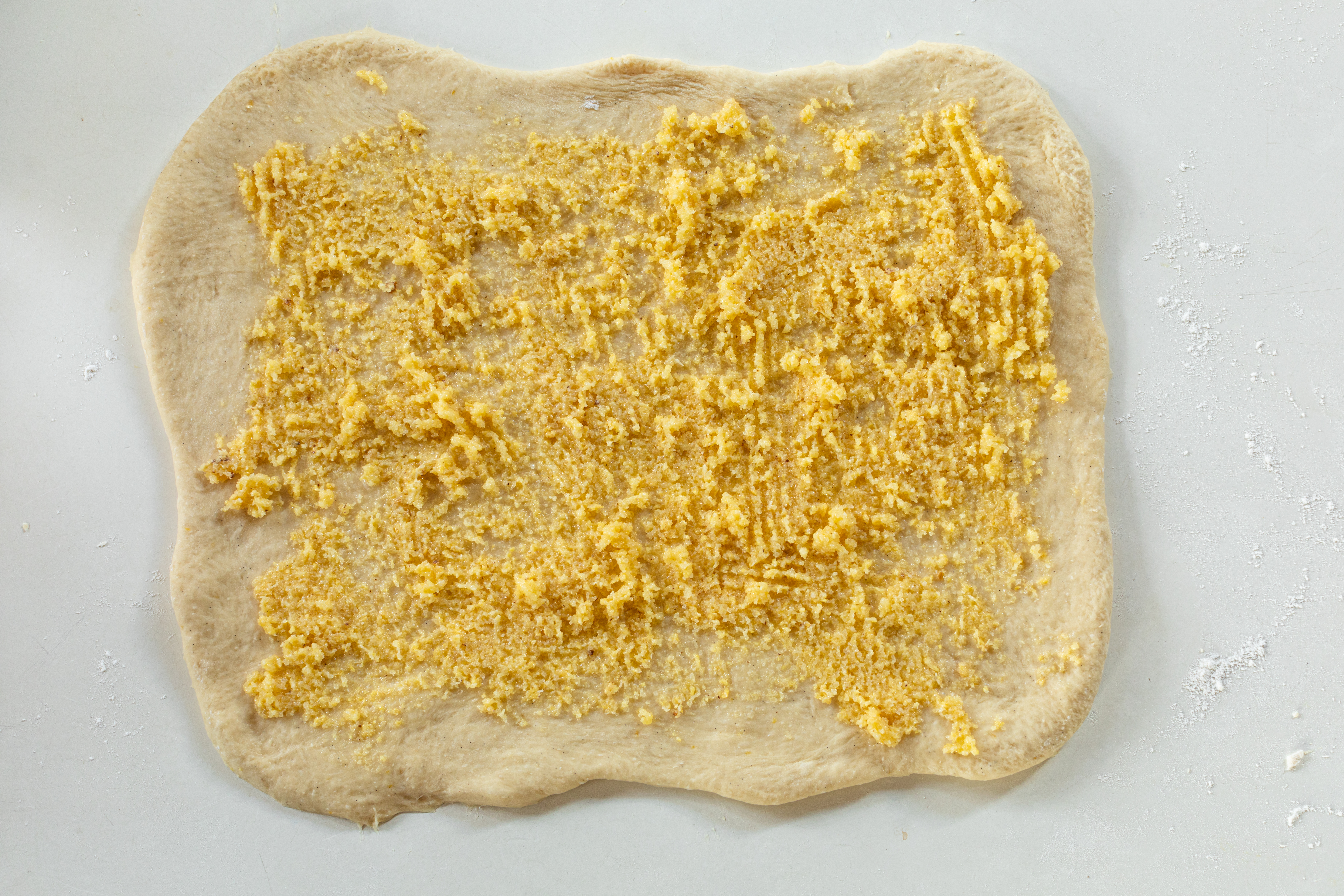 Schritt 5: Teig für Ananas-Kokos-Zopf ausrollen und füllen