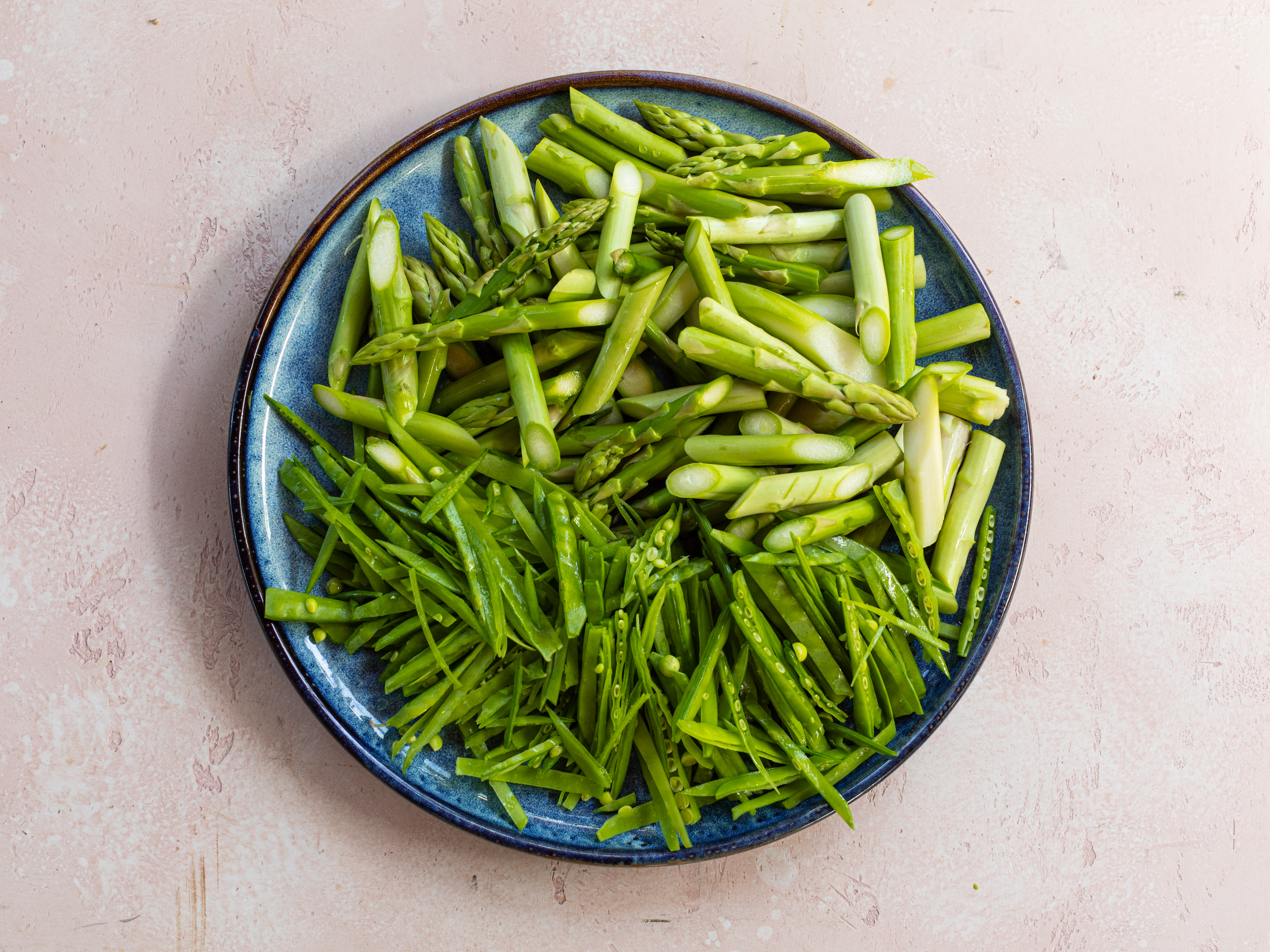 Schritt 3: Spargel und Zuckerschoten vorbereiten