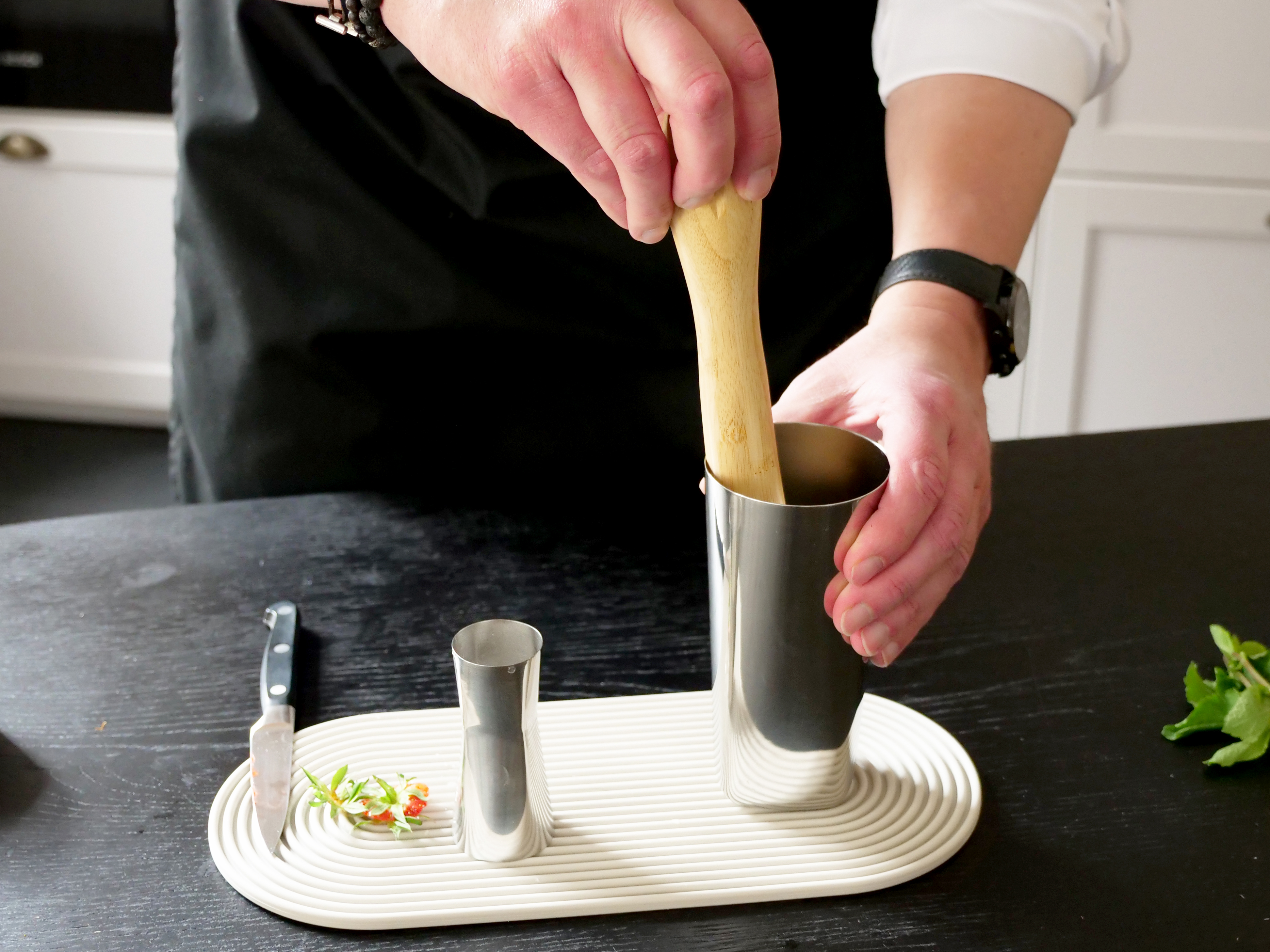 Schritt 1: Erdbeeren und Minze zerdrücken