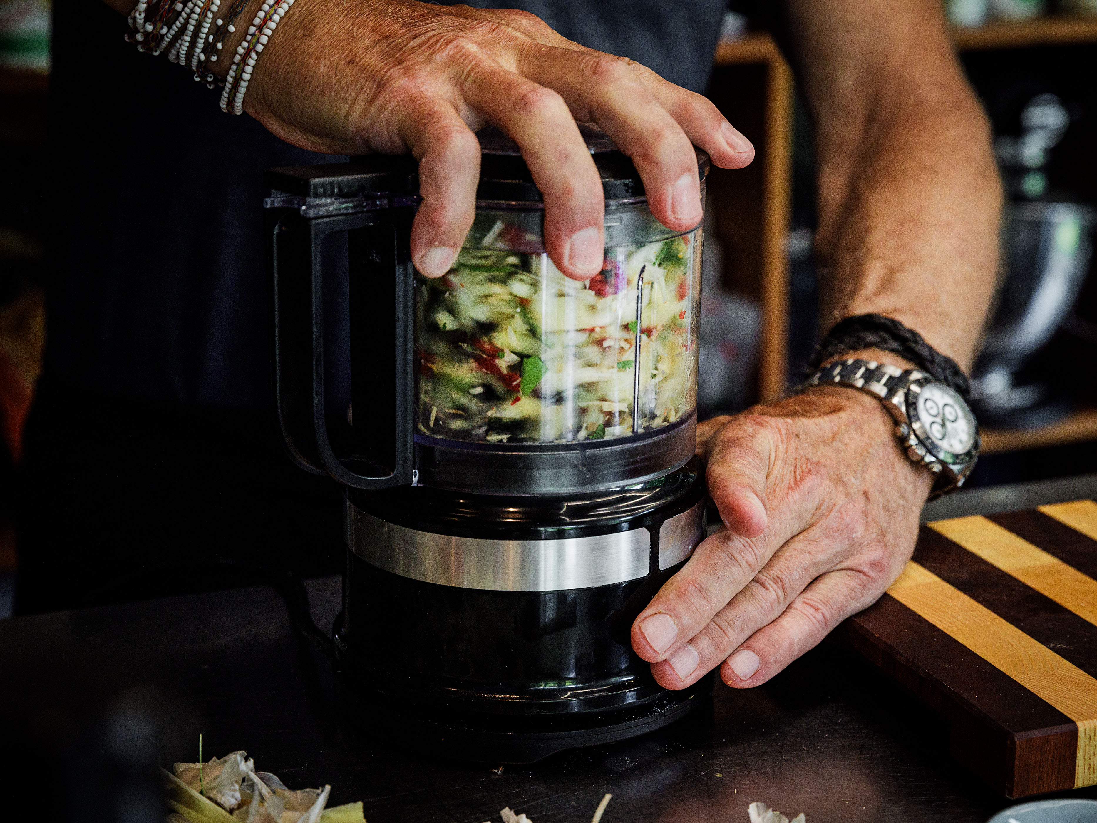 Schritt 1: Ingwer, Galgant, Zitronengras und Koriander zusammen mit Knoblauch, Chili und Kaffirlimettenblättern im Cutter zu einer feinen Paste zerkleinern.