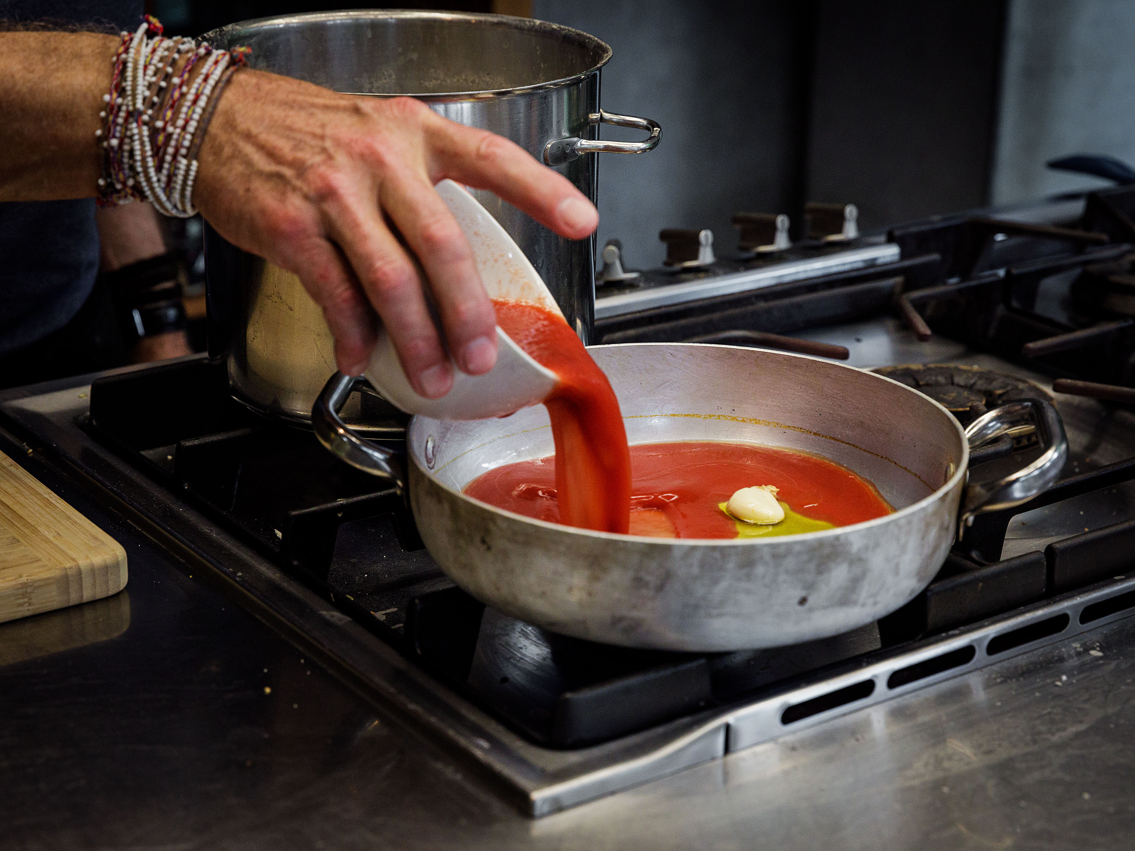 Schritt 2: Sugo für Paccheri al sugo di pomodoro e limone zubereiten 