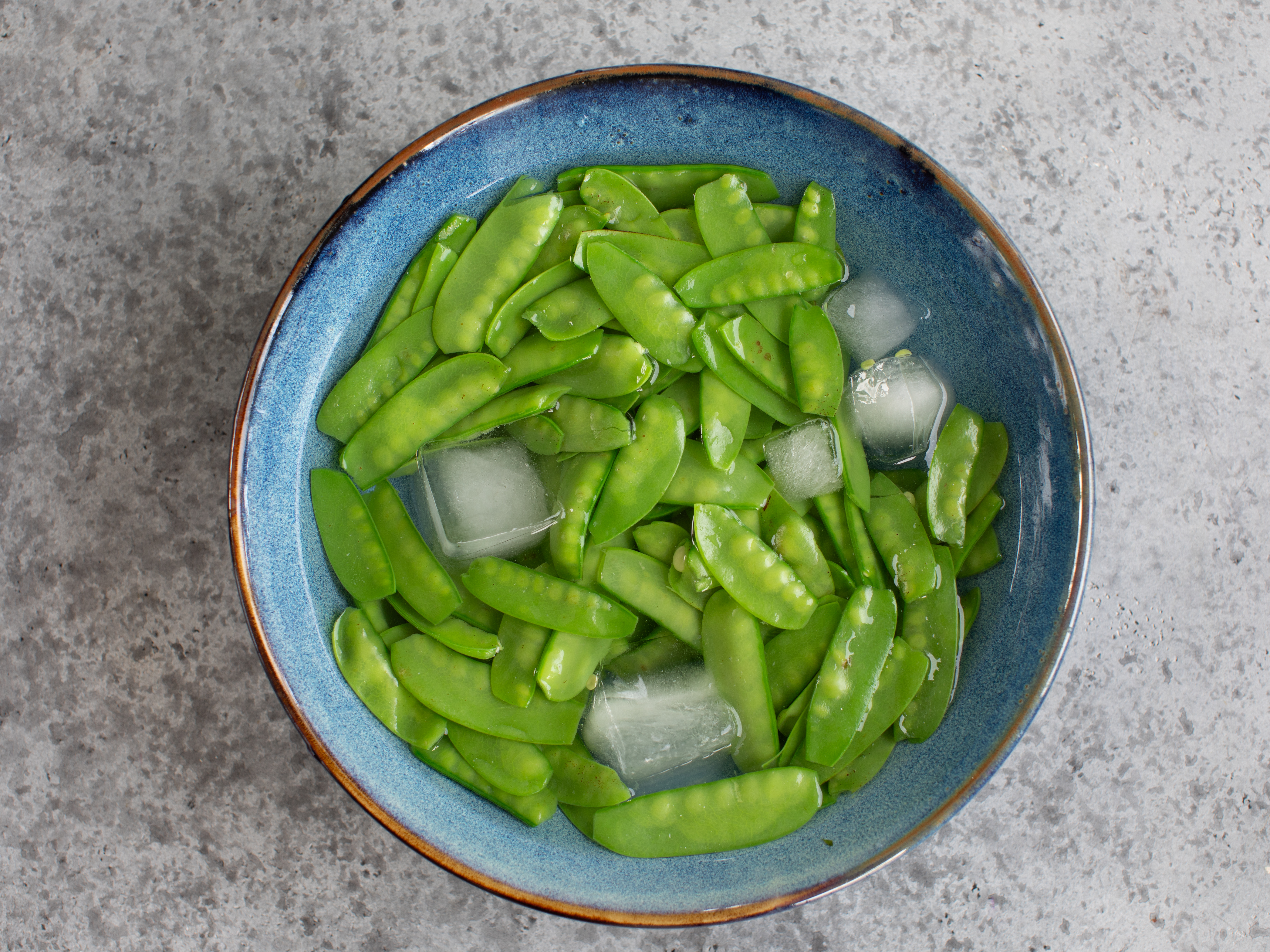 Schritt 2: Zuckerschoten für Matcha-Sesam-Salat mit Zuckerschoten und Tofu zubereiten 