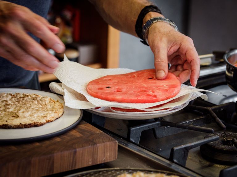 Schritt 2: Die Wassermelonenscheiben mit Küchenpapier trocken tupfen.