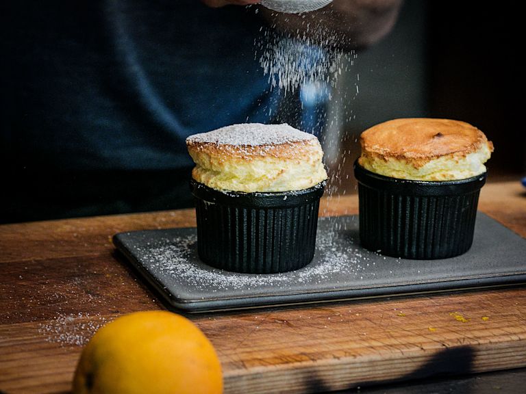 Schritt 5: Soufflés mit Puderzucker bestäuben und sofort servieren Schritt 5: Soufflés mit Puderzucker bestäuben und sofort servieren