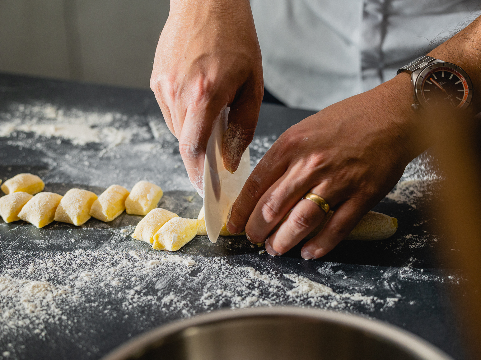 Schritt 2: Masse auf wenig Mehl zu daumendicken Rollen formen, diese in 2 cm lange Stücke schneiden