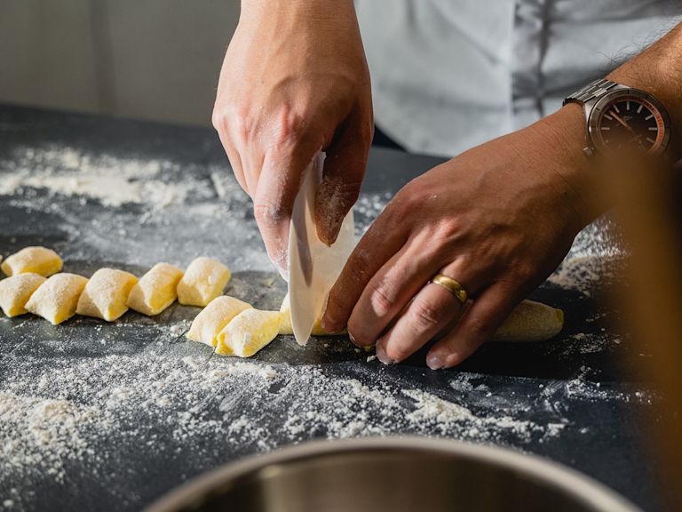 Schritt 2: Masse auf wenig Mehl zu daumendicken Rollen formen, diese in 2 cm lange Stücke schneiden Schritt 2: Masse auf wenig Mehl zu daumendicken Rollen formen, diese in 2 cm lange Stücke schneiden