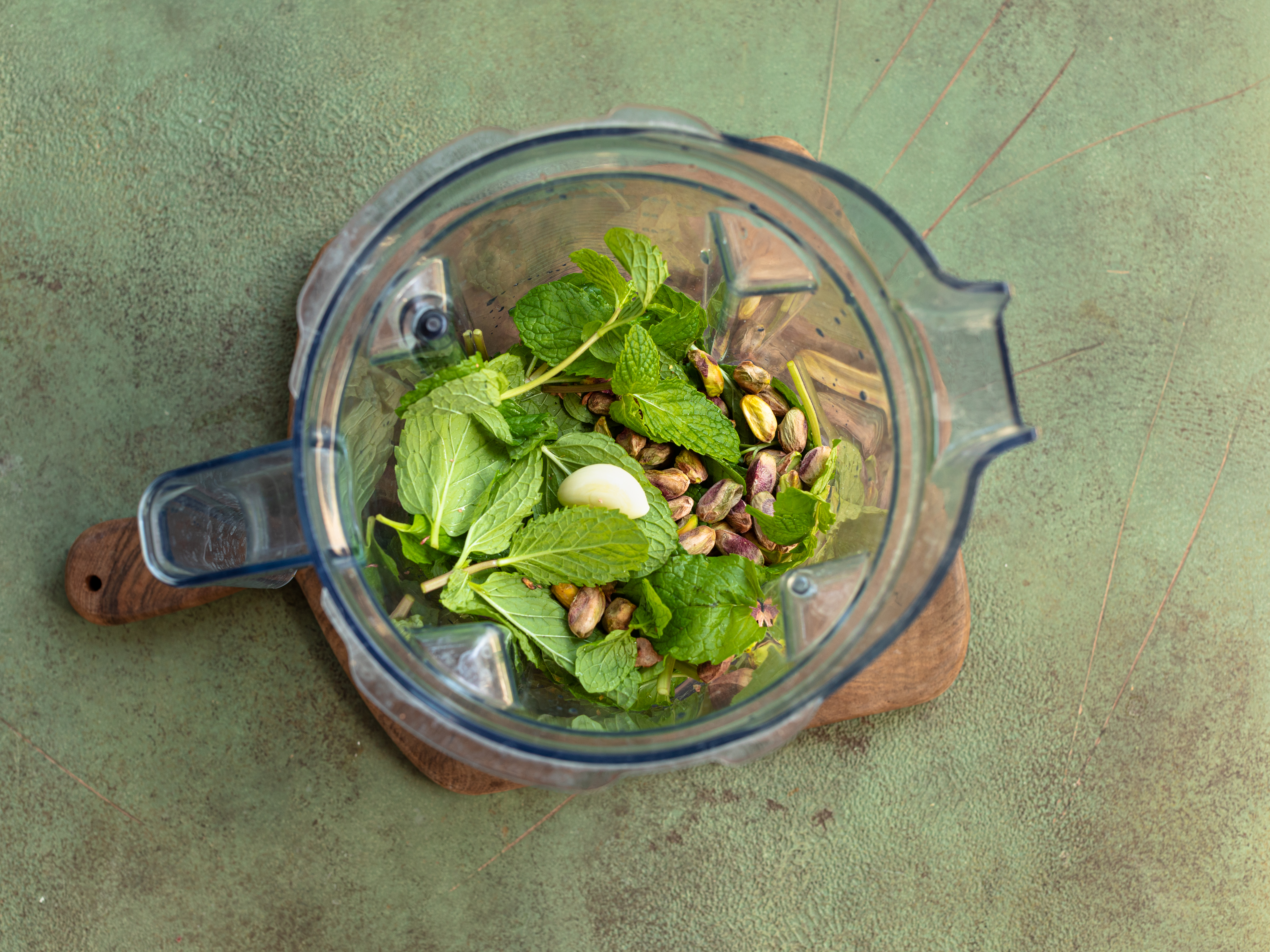 Schritt 2: Minze mit den Pistazien und dem Knoblauch in den Mixer geben und alles fein hacken