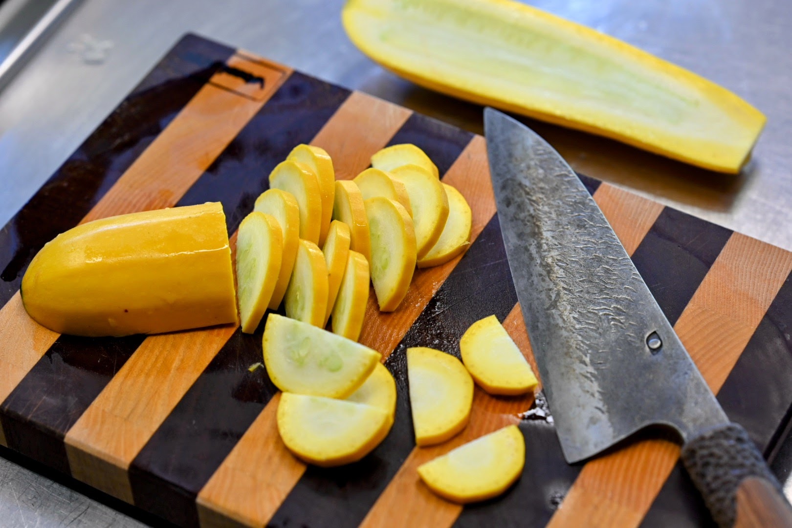 Schritt 1:  Zitronenscheiben kochen und Zucchini für  Pasta Salat mit Zucchini und Zitrone vorbereiten 
