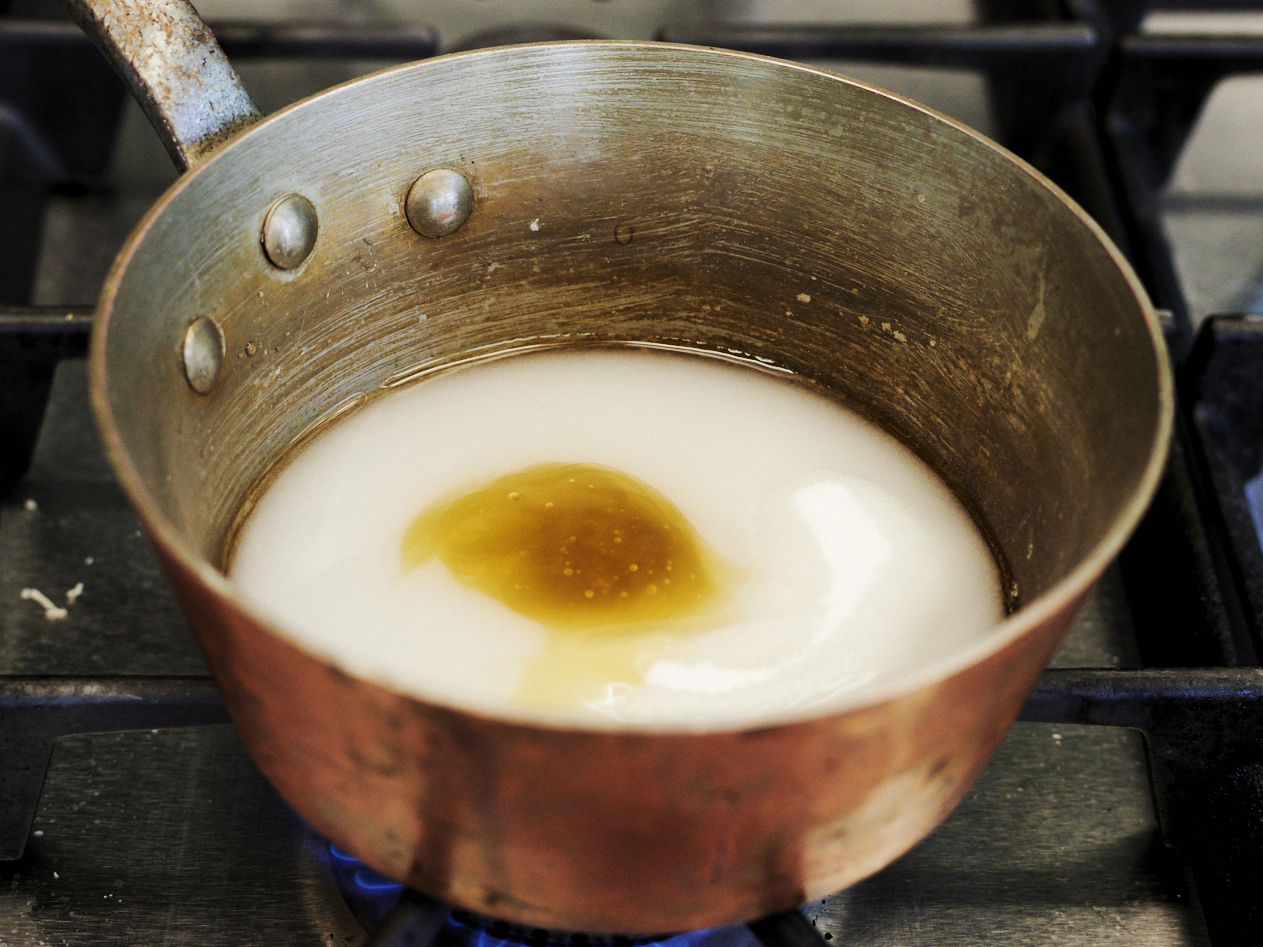 Schritt 7: Zubereitung des Karamells für den glutenfreien Schokoladen-Haselnuss-Kuchen