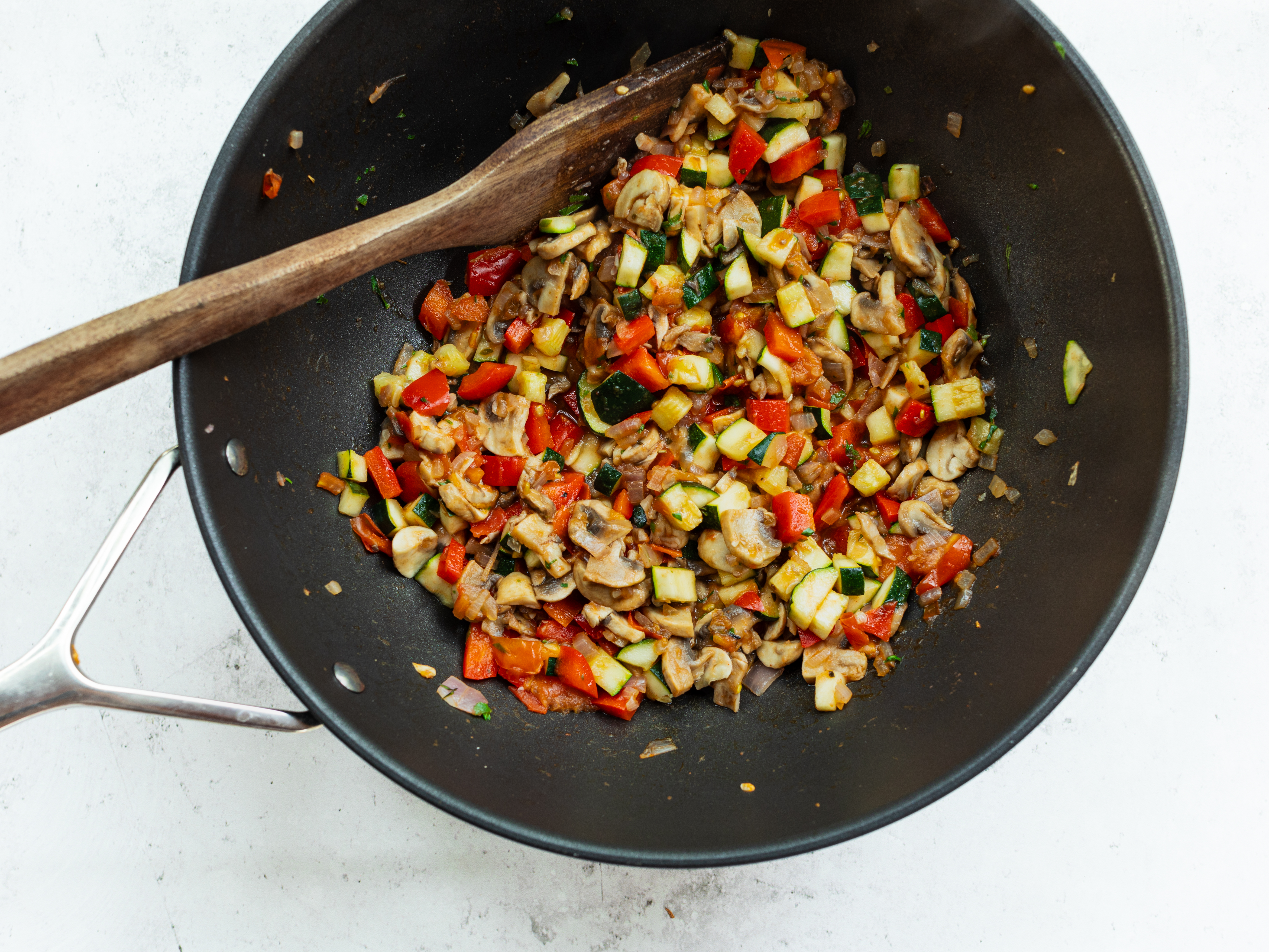 Schritt 2: In einer Pfanne das Olivenöl erhitzen, die Zwiebeln anbraten und dann das Gemüse beigeben und braten bis es weich ist