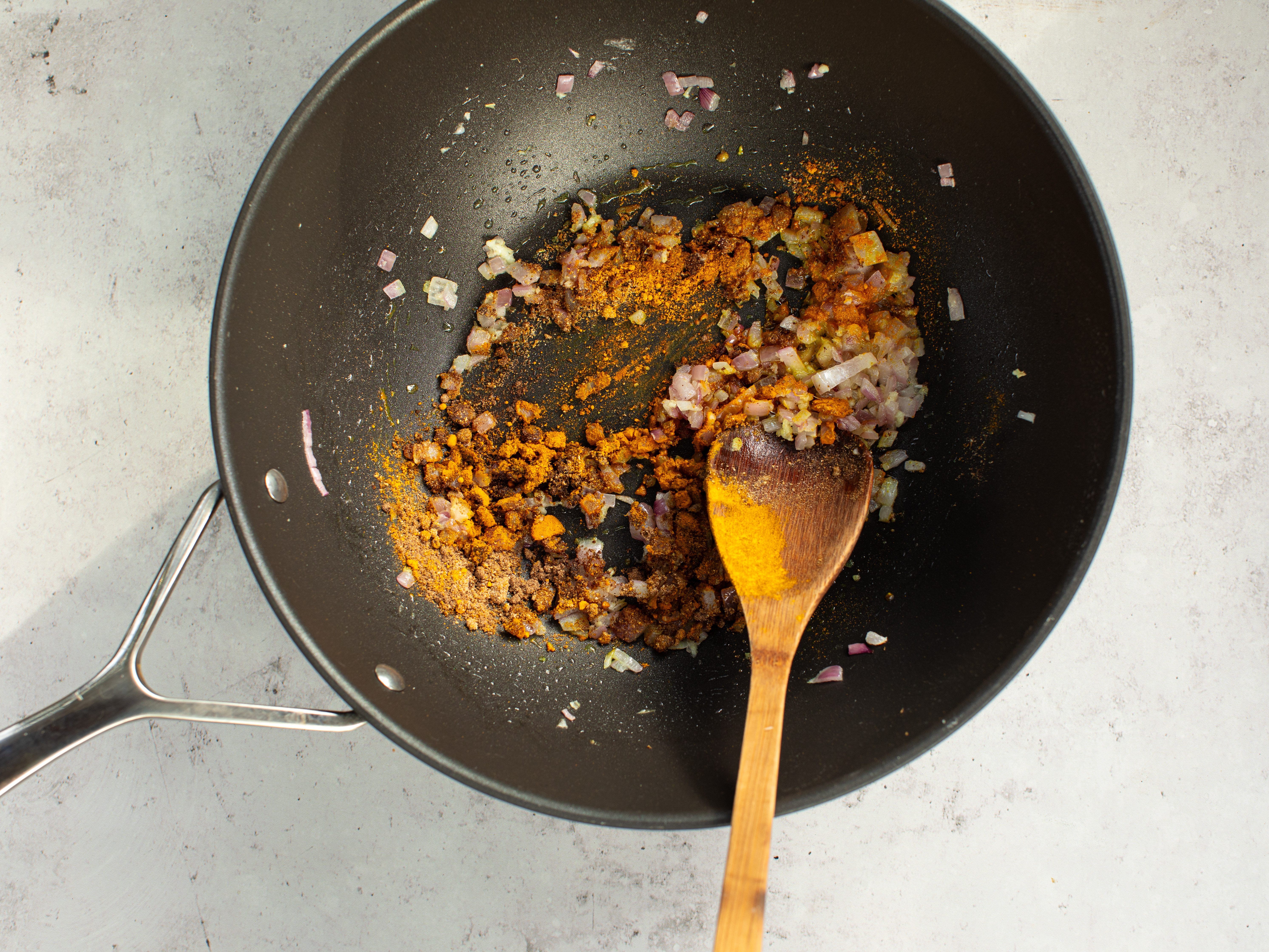 Schritt 2: Curry für Schnelles Kichererbsen-Curry zubereiten 